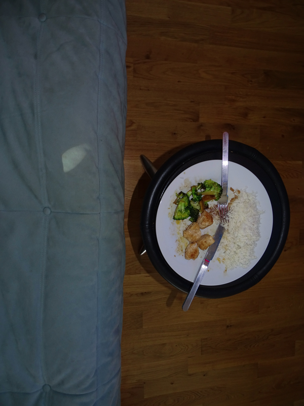 Essen vor Sofa