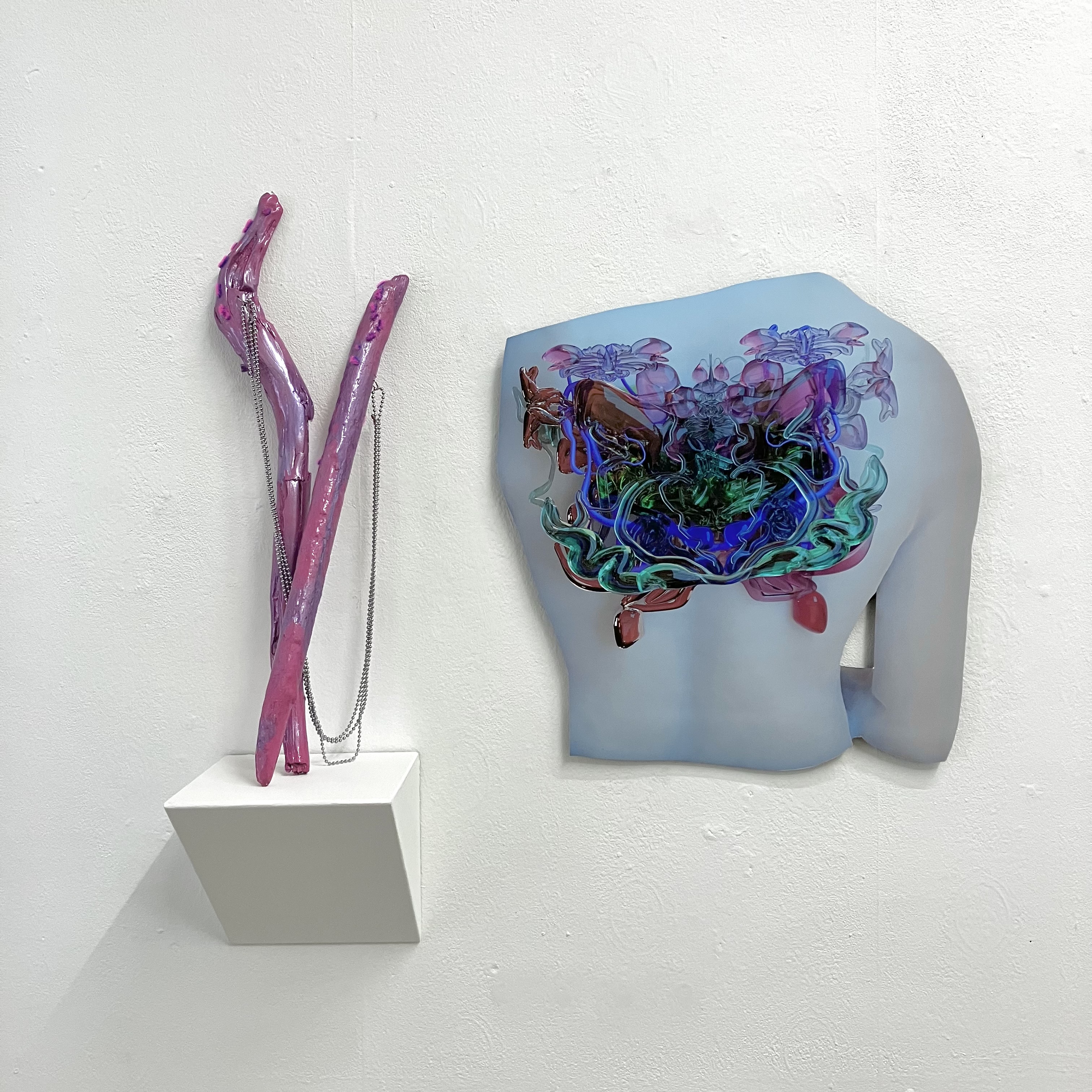 left: Selin Aktekin - non-chokes, 2022& back piece (12v)