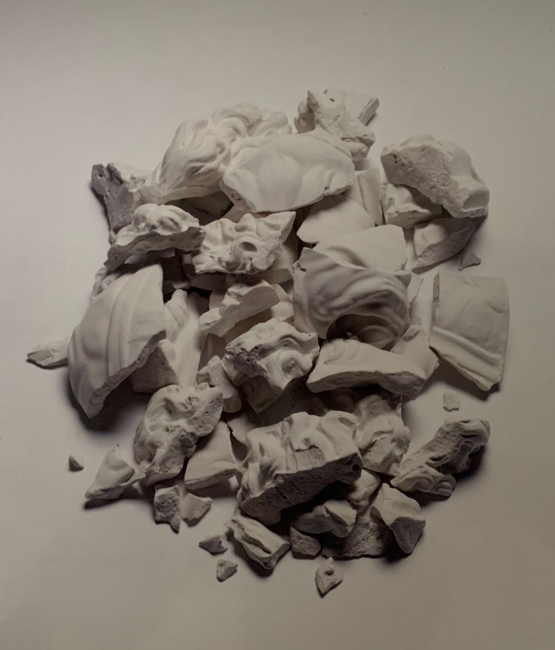 Giulio Paolini, Proteo 1971 Calco di gesso in frantumi, base bianca 10 x 30 x 30 cm, base 120 x 40 x 40 cm Es. 3/3