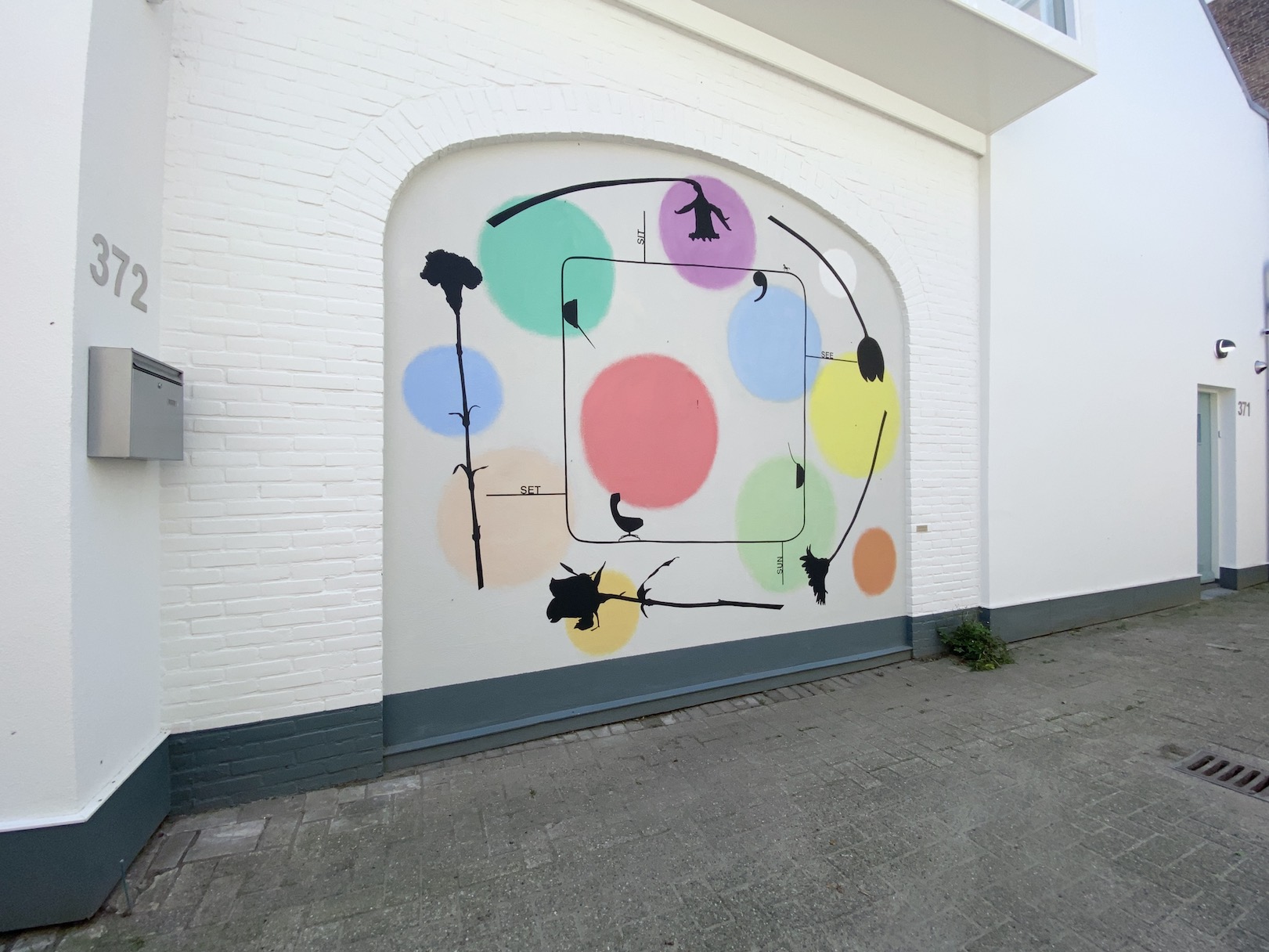 'Loving starts with an S', 2023, (Collector's title: '371½'), acrylic on wall, 279 x 332 cm, location: Boomsluiterskade 371½, Den Haag