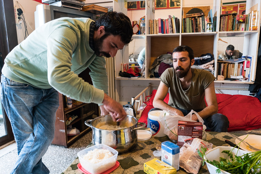 Hassan et Siyar font des essais de patisserie en pr&eacute;vision du Nouvel An.