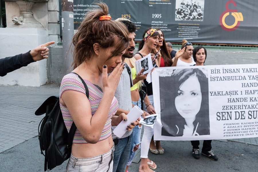 Hande &eacute;tait transexuelle. Il y a deux semaines, son corps a &eacute;t&eacute; retrouv&eacute;, viol&eacute; et br&ucirc;l&eacute;, &agrave; Zekeriyak&ouml;y. La communaut&eacute; LGBT demande que la justice enqu&ecirc;te sur ce crime, et proteste contre la lenteur des autorit&eacute;s &agrave; mener l'enqu&ecirc;te.