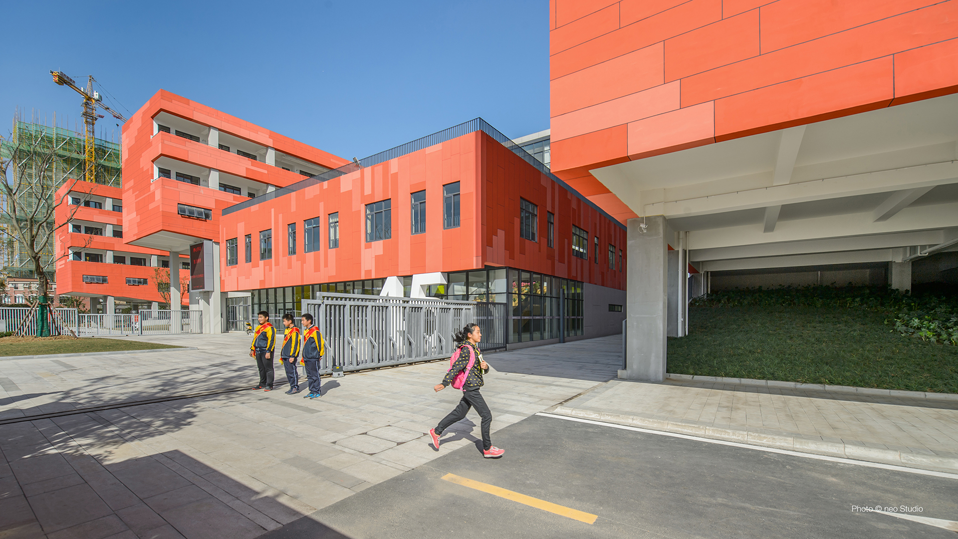 Main entrance & west green slopePhoto © neo Studio