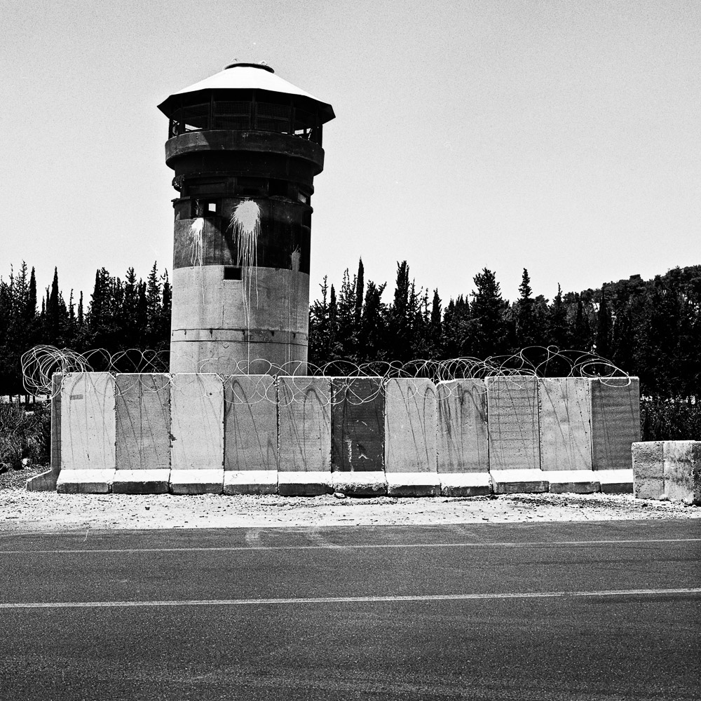 AL Arroub. Juste en face de l'entr&eacute;e du camp, une tour de surveillance.
