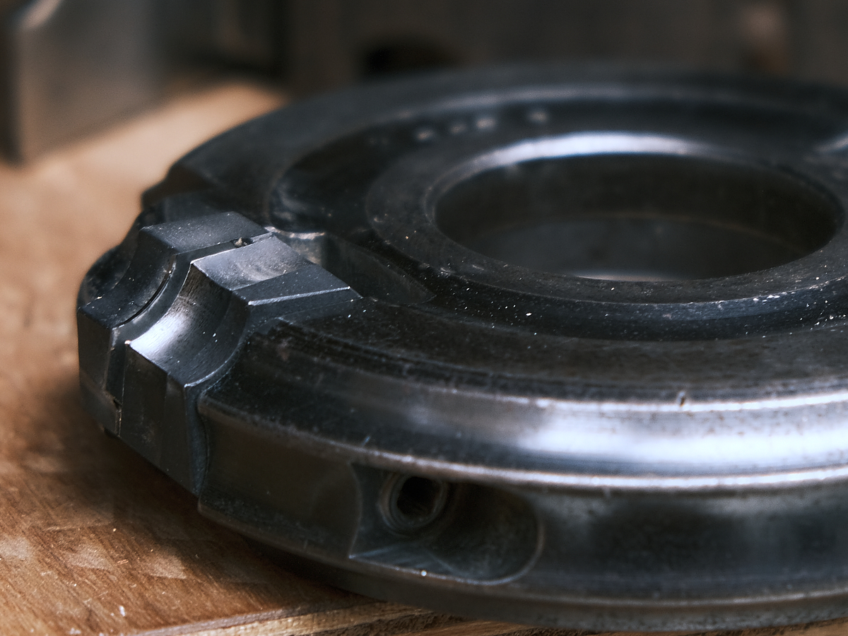 Sur un porte-outil circulaire, on attache une paire de fers coupants