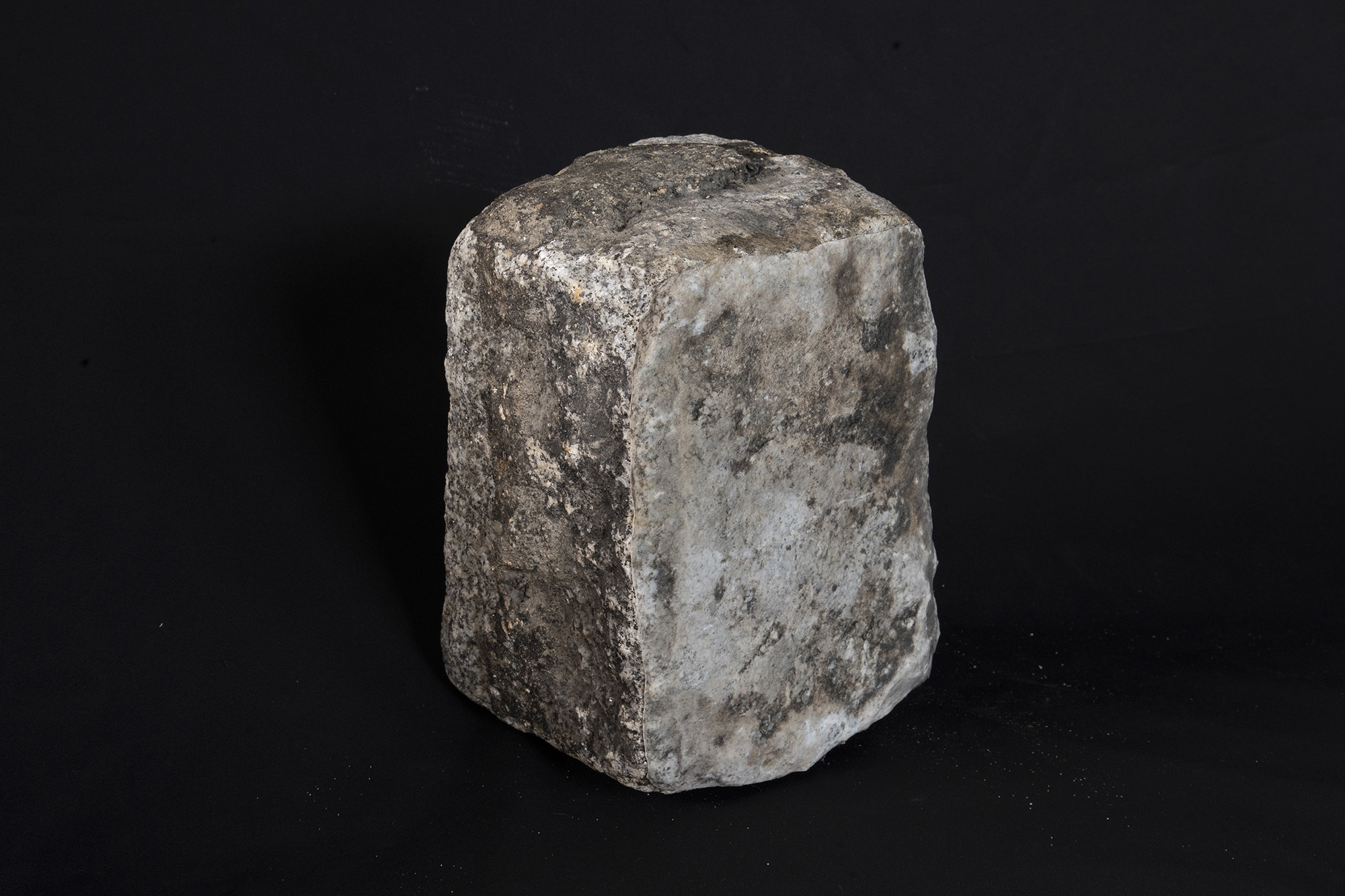 Bloc de granit 20x13x15 cm. Tirage pigmentaire sur Papier Kozo 20x15 cm.