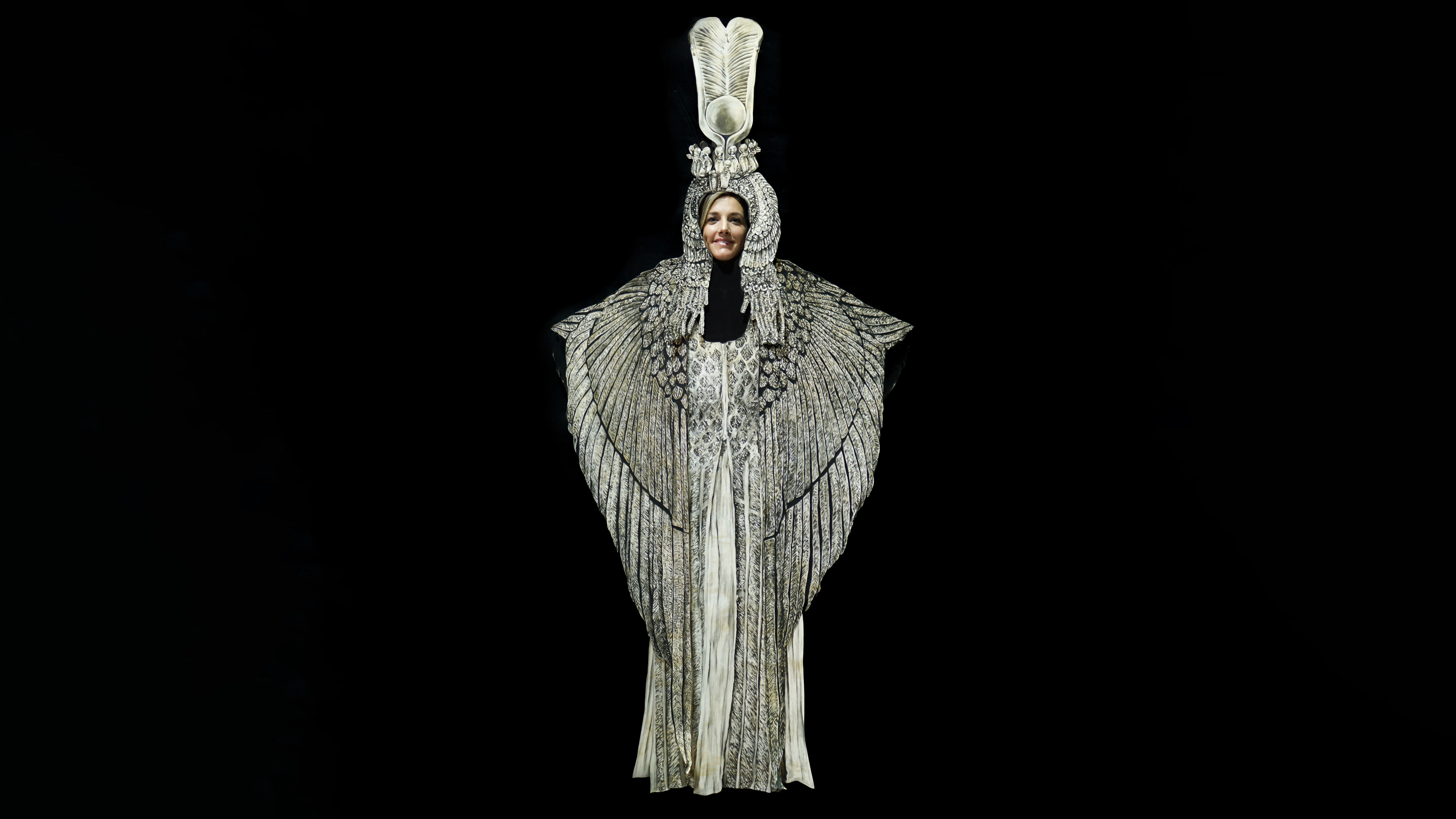 2023, Cleopatra, dibujo/instalación, carboncillo y acuarela sobre papel recortado en estructura de metal, 200 x 120 x 80 cm