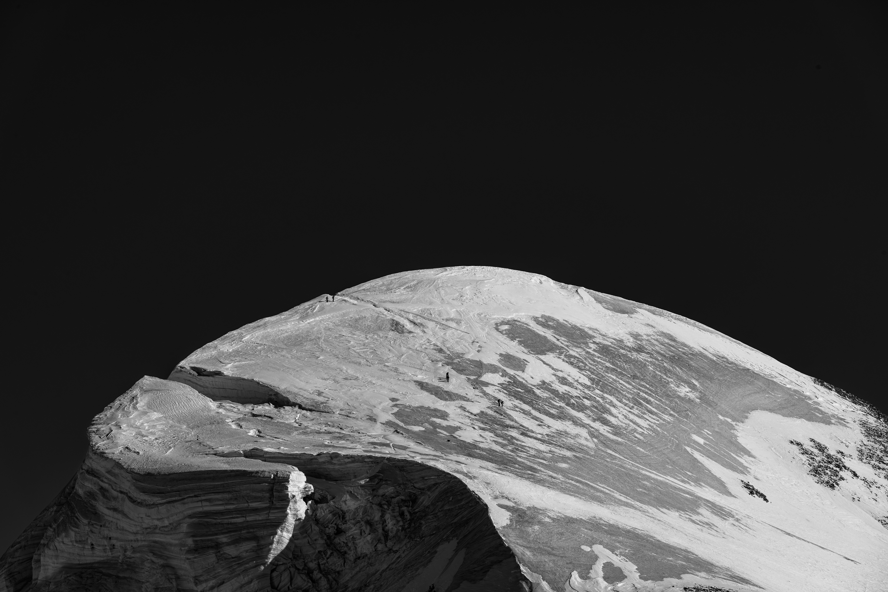 Le Breithorn depuis le petit  Cervin (4165m). Randonneurs en exercice.