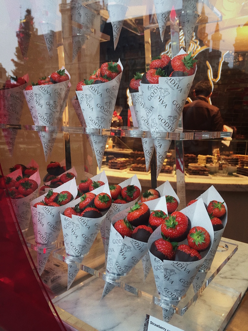 Chocolate strawberries at Godiva © Yoshika Kon
