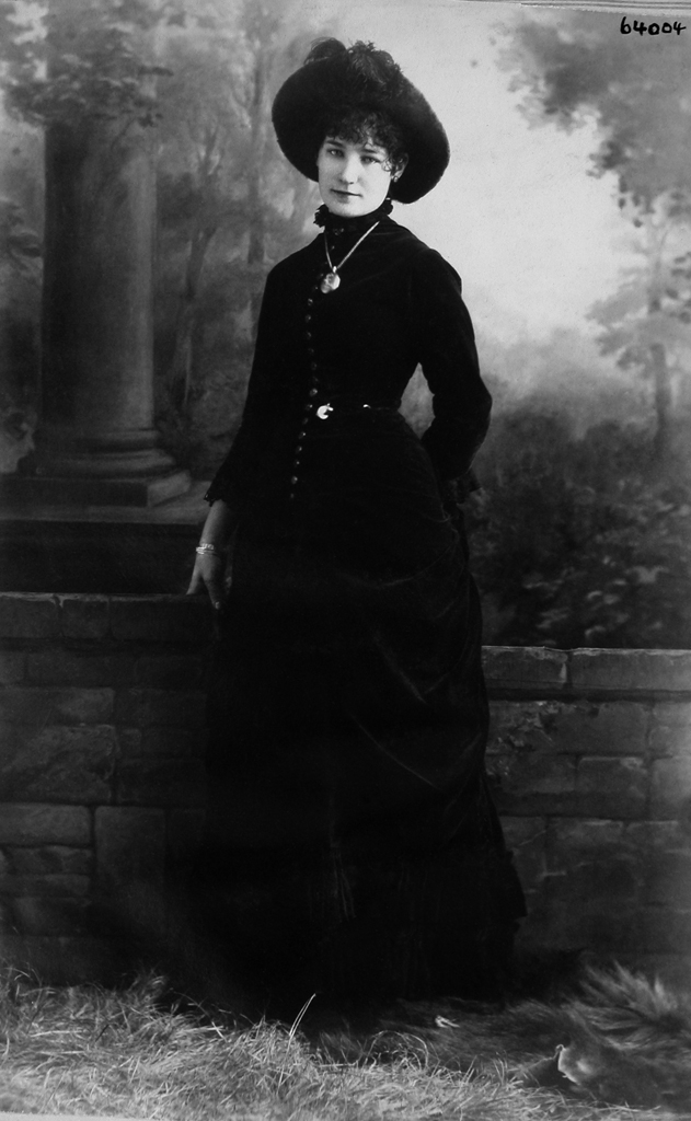 MISS L. MACEVILLA, MONTREAL, QC, 1882, NOTMAN & SANDHAM. © MUSÉE MCCORD MUSEUM