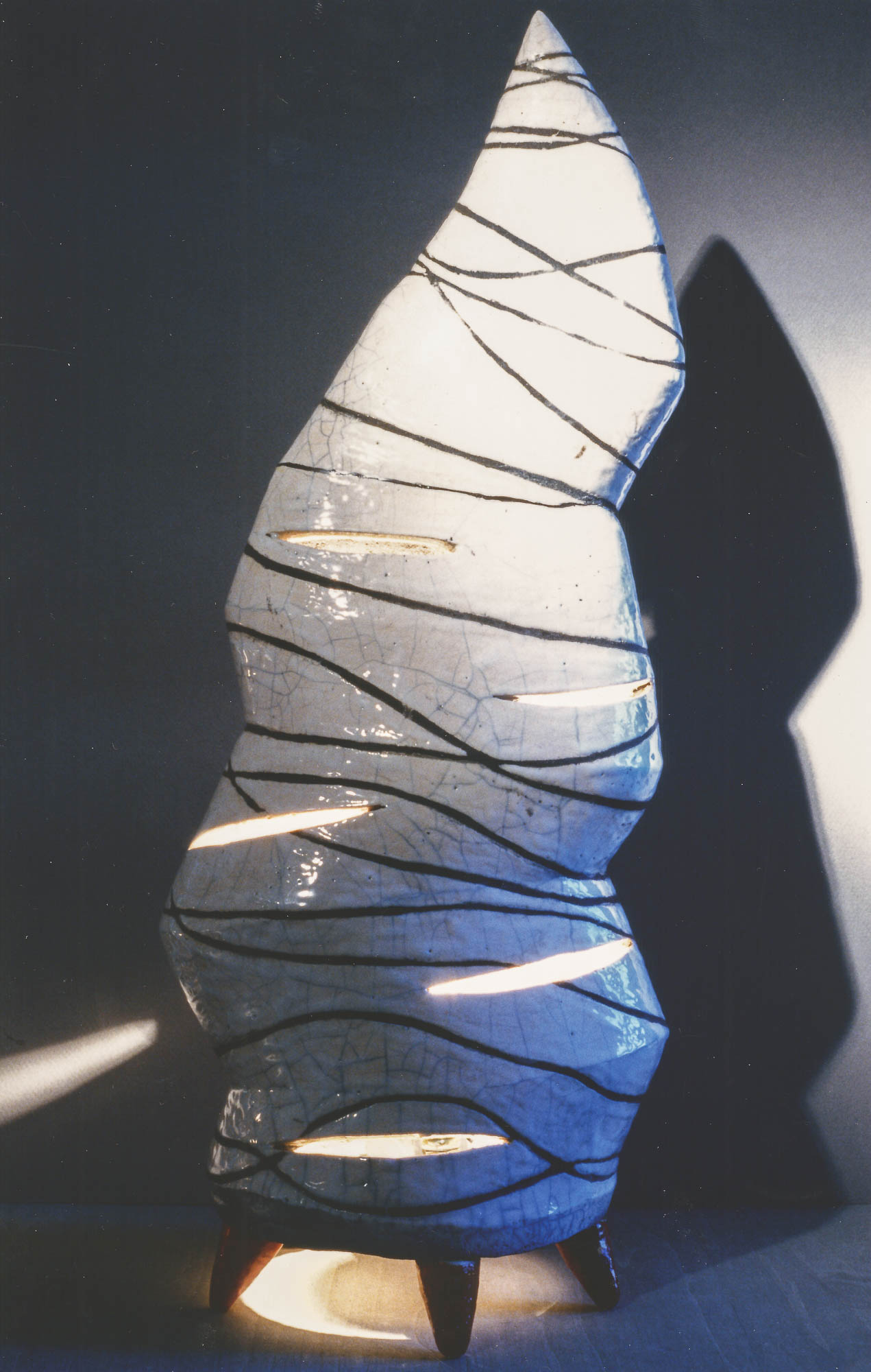 Sirena seppur leggera, in precari equilibri (Ceramica raku, cm 15x40x15, 1997)