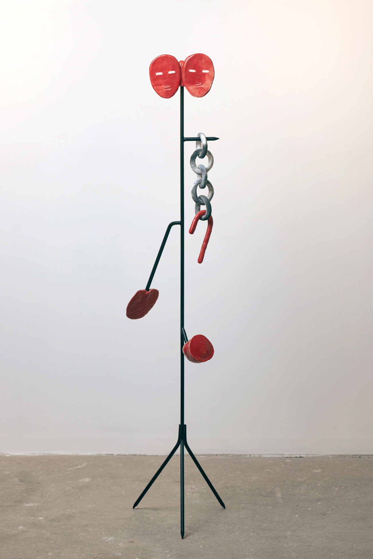 Disociación interpersonal. Low temp stoneware, glaze, steel structure, 165 x 50 x 50 cm, 2025.