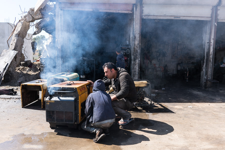 Kobane, F&eacute;d&eacute;ration D&eacute;mocratique du Nord de la Syrie, avril 2018. Les g&eacute;n&eacute;rateurs occasionnent une importante pollution, &agrave; la fois par leurs fum&eacute;es et par leurs bruits.