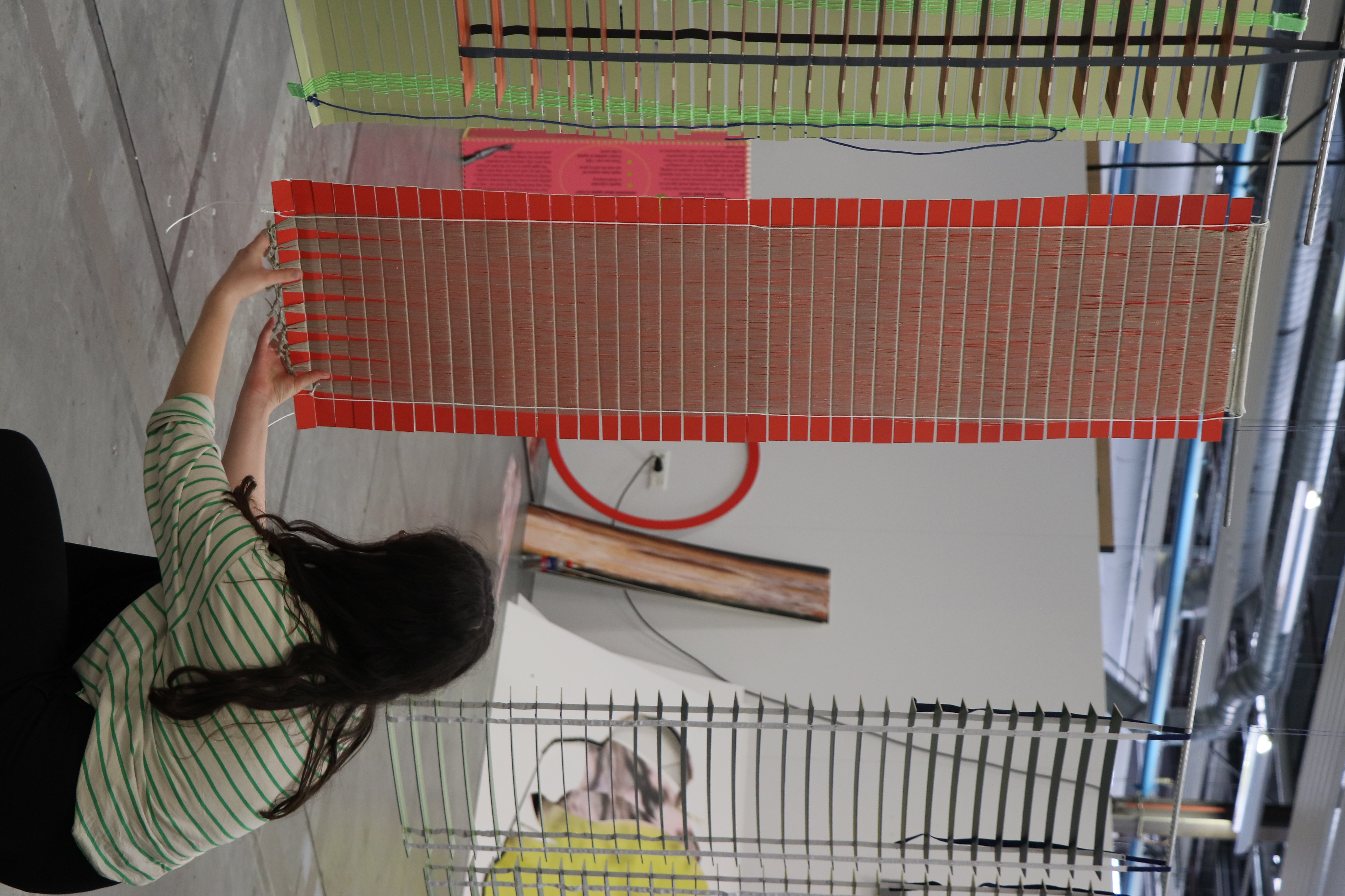 Mise en place des persiennes COLOR BLINDS lors d'une exposition, 2023