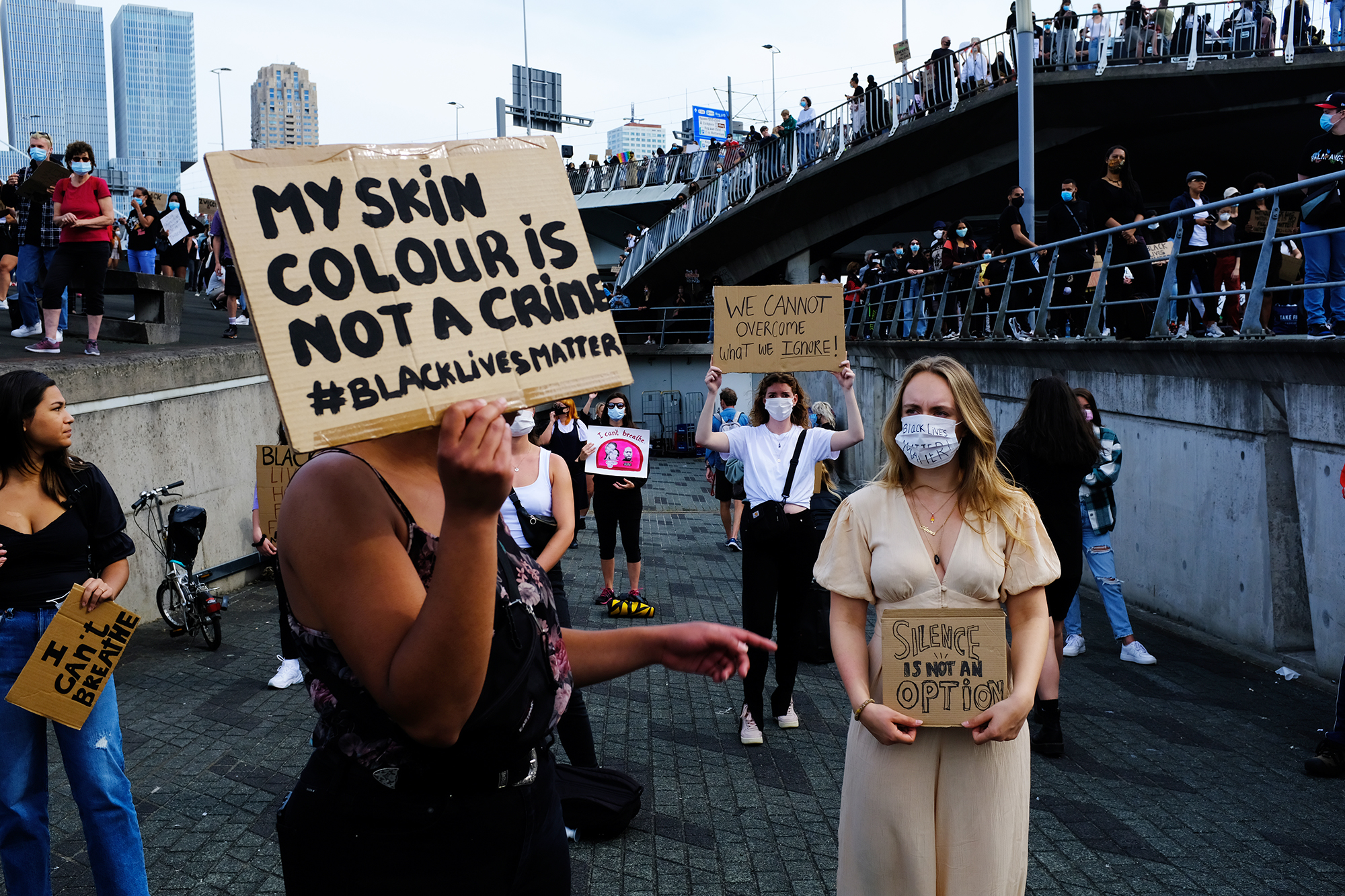 Philippe-Sarfati-reportage-photography-photographer-street-documentary-photojournalism-photojournalist-demonstration-training-rotterdam-netherlands-my-skin-color-is-not-a-crime-black-lives-matter-silece-is-not-an-option-panels-people-bridge