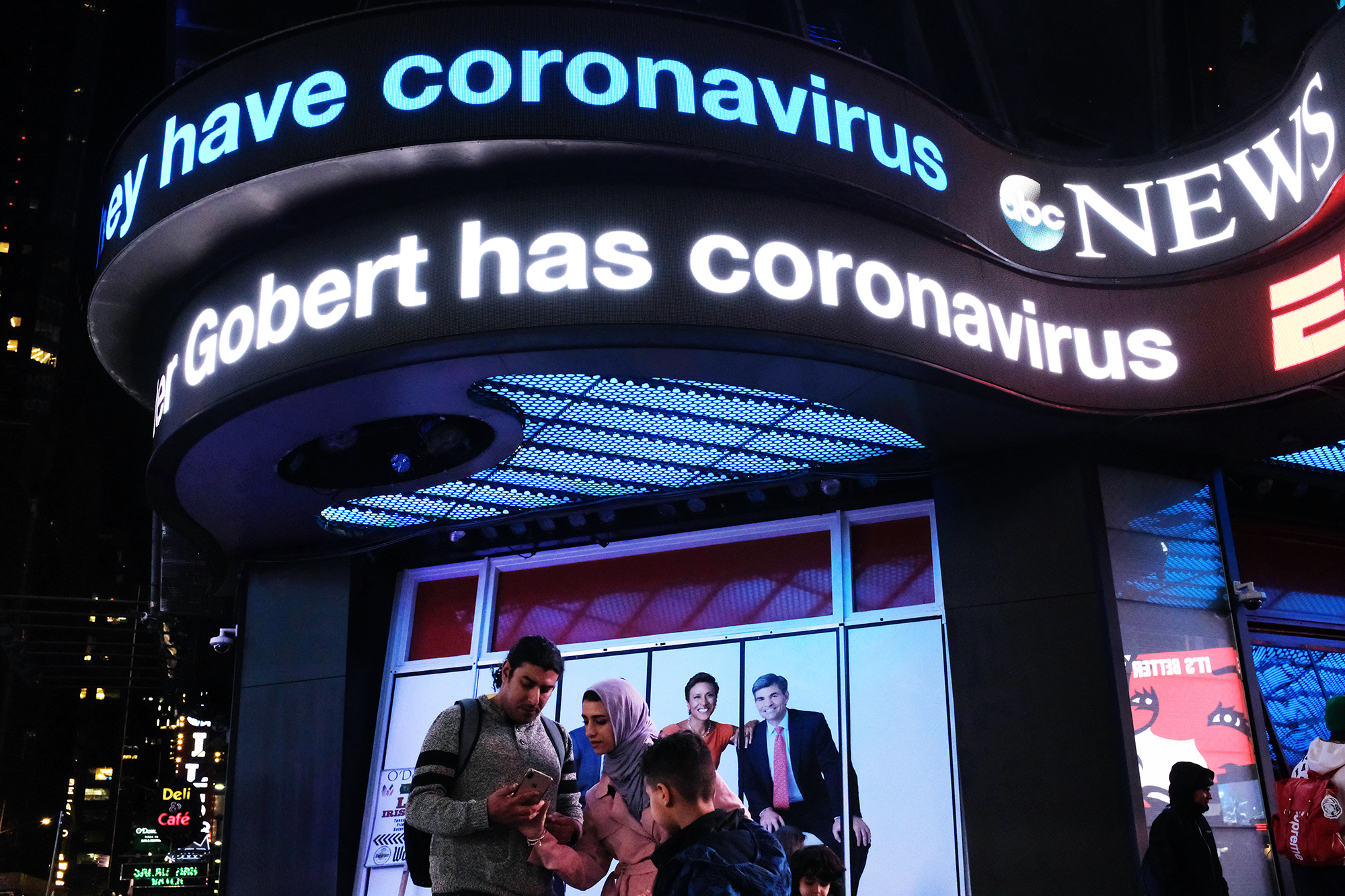 Philippe-Sarfati-reportage-photography-photographer-street-documentary-photojournalism-photojournalist-covid-19-pandemic-nyc-new-york-city-usa-first-annoucement-coronavirus-gobert-news-people-checking-smartphone