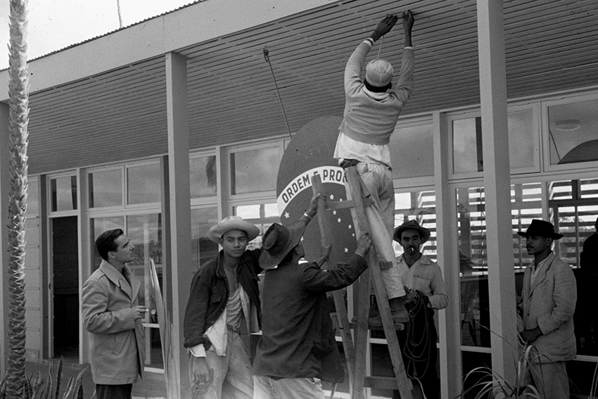 1: Trabalhadores na construção do Aeroporto de Brasília [workers building the airport in Brasília], 1956–1960