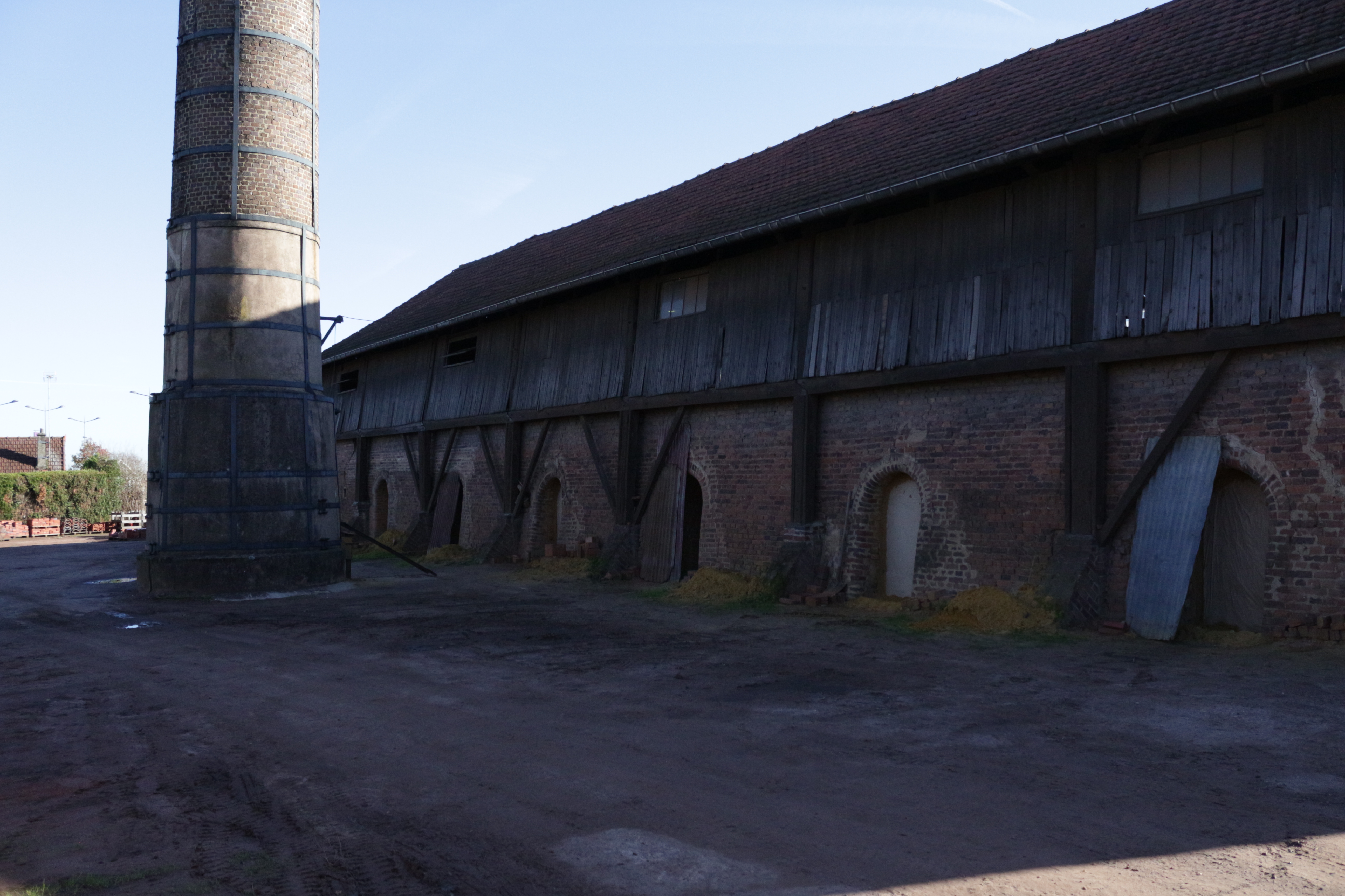 The Hoffmann kiln has three levels : air impulse, brick galleries, and fuel 