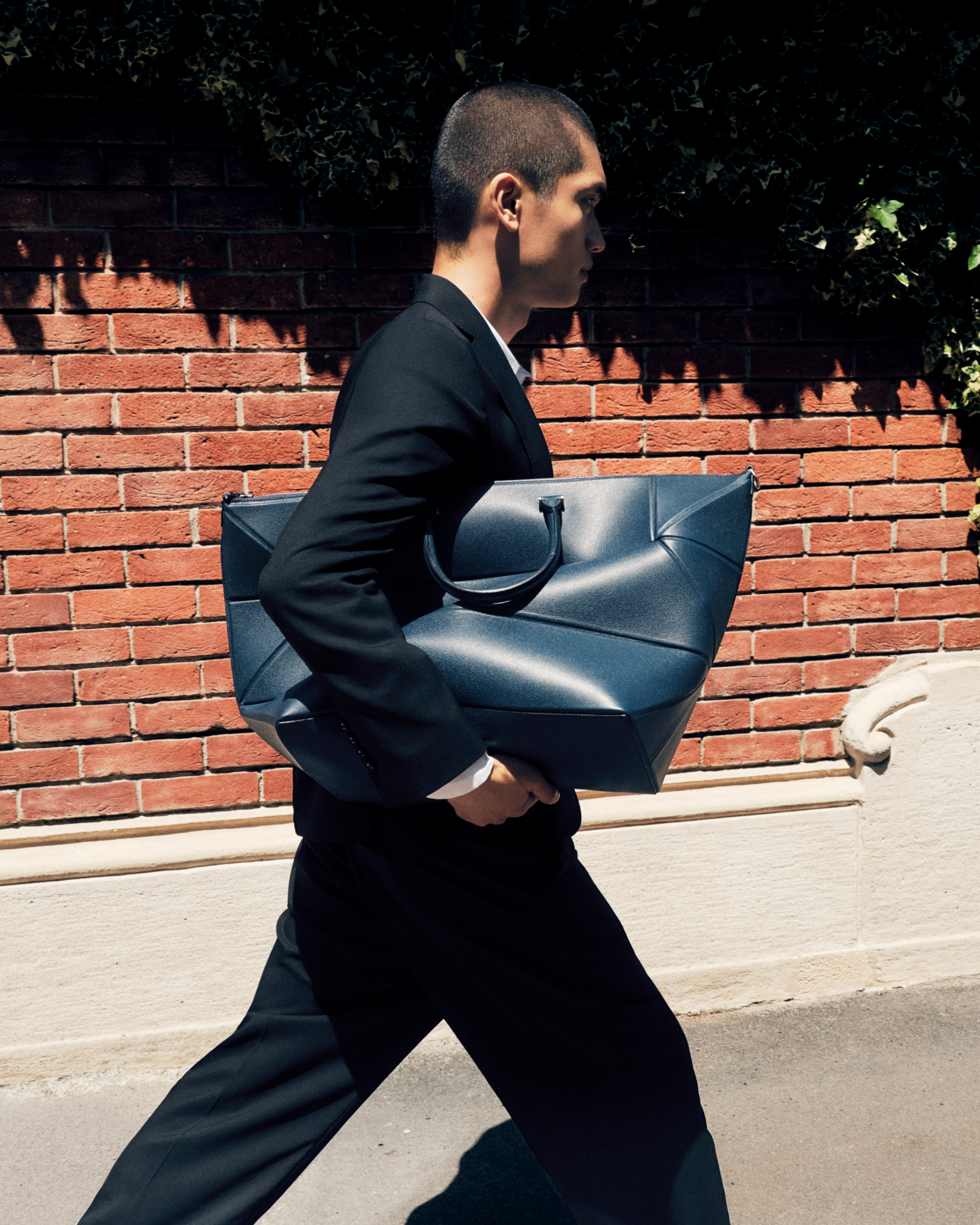 Valextra – Creative Director: Daniël Sumarna, Photographer: Ilaria Orsini, Styling and Props: Lune Kuipers