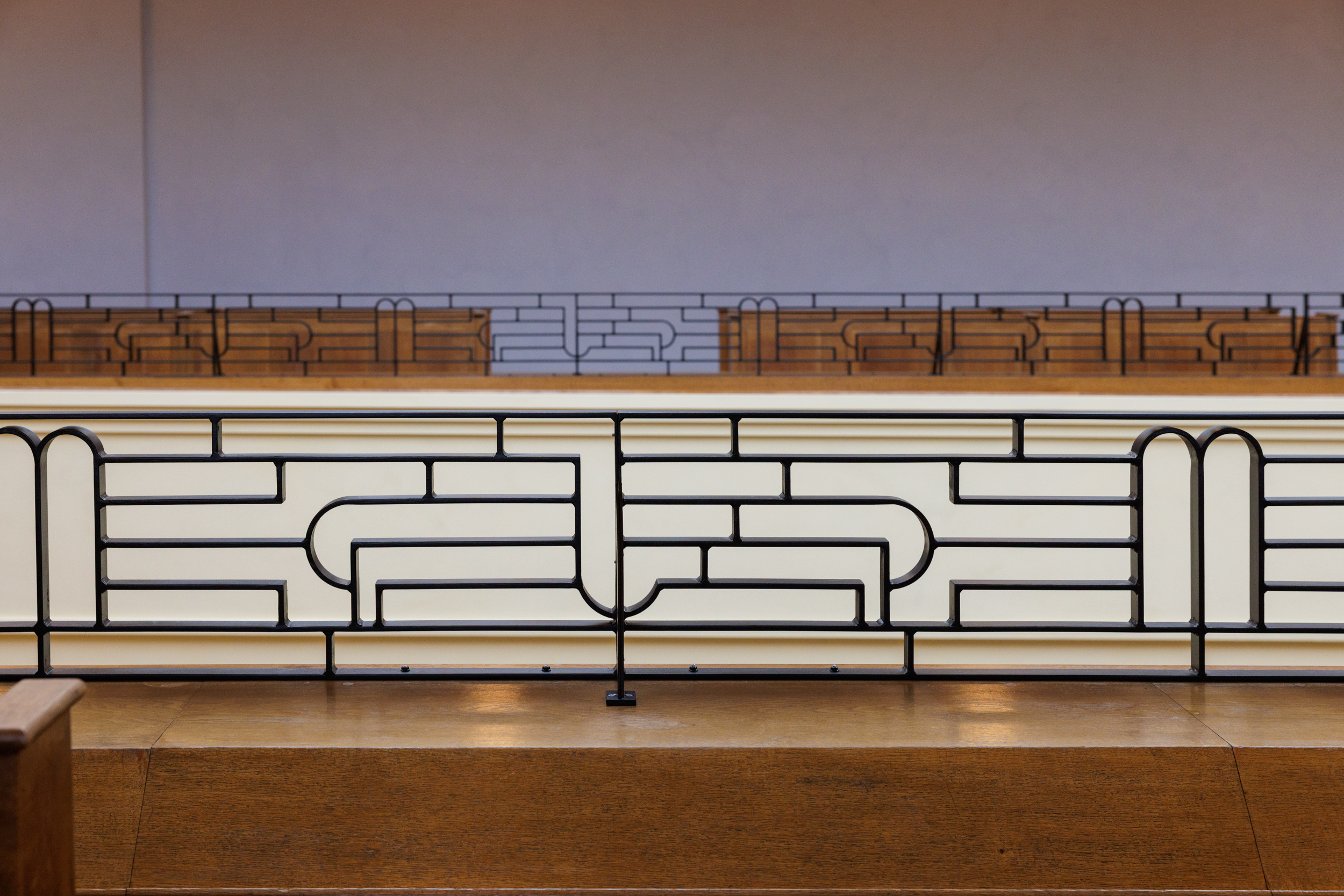 Geländer der Frauenempore im Stil der "Neuen Sachlichkeit"