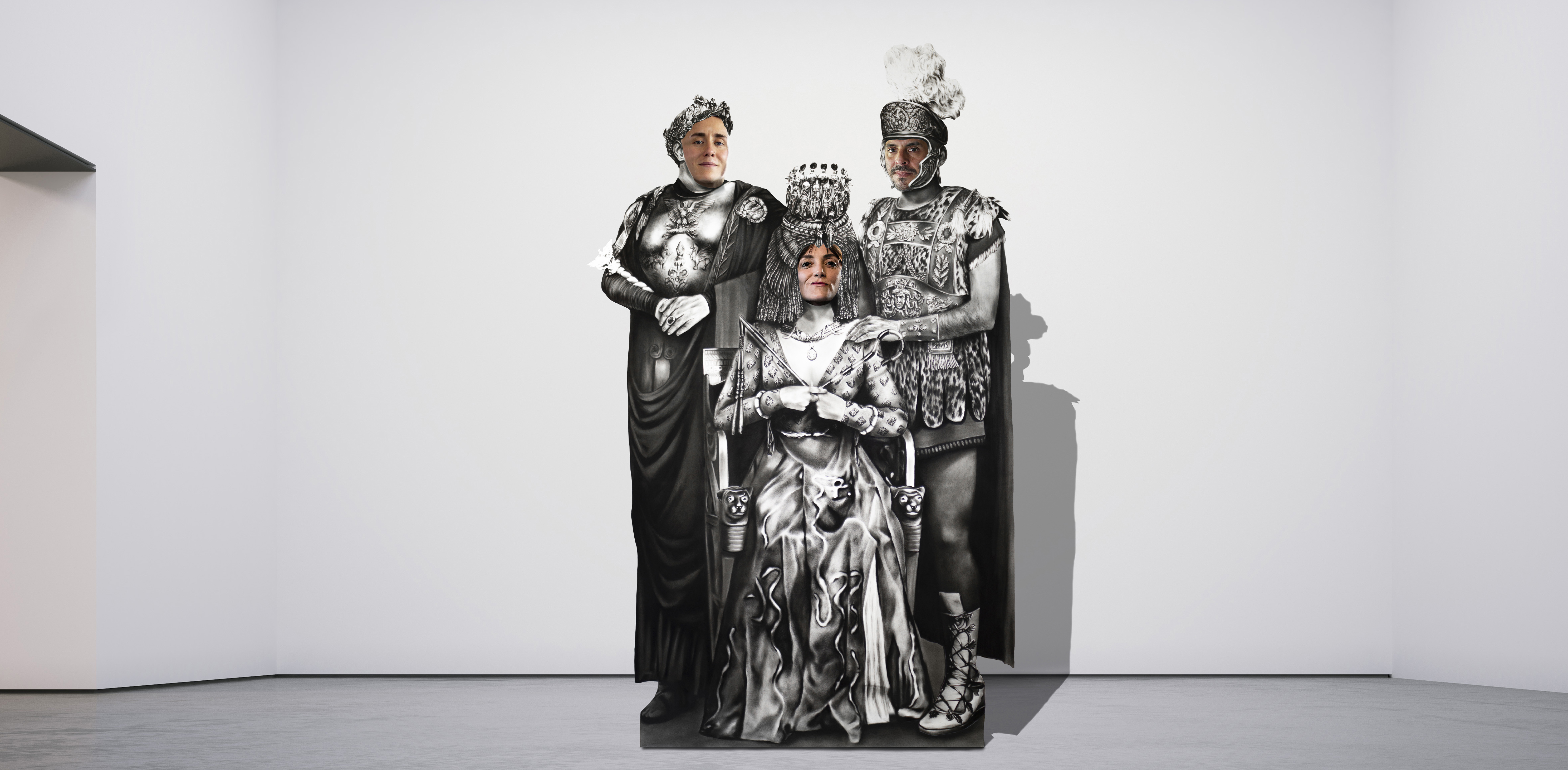 2023, Cleopatra, dibujo/instalación, carboncillo y acuarela sobre papel recortado en estructura de metal, 200 x 120 x 80 cm