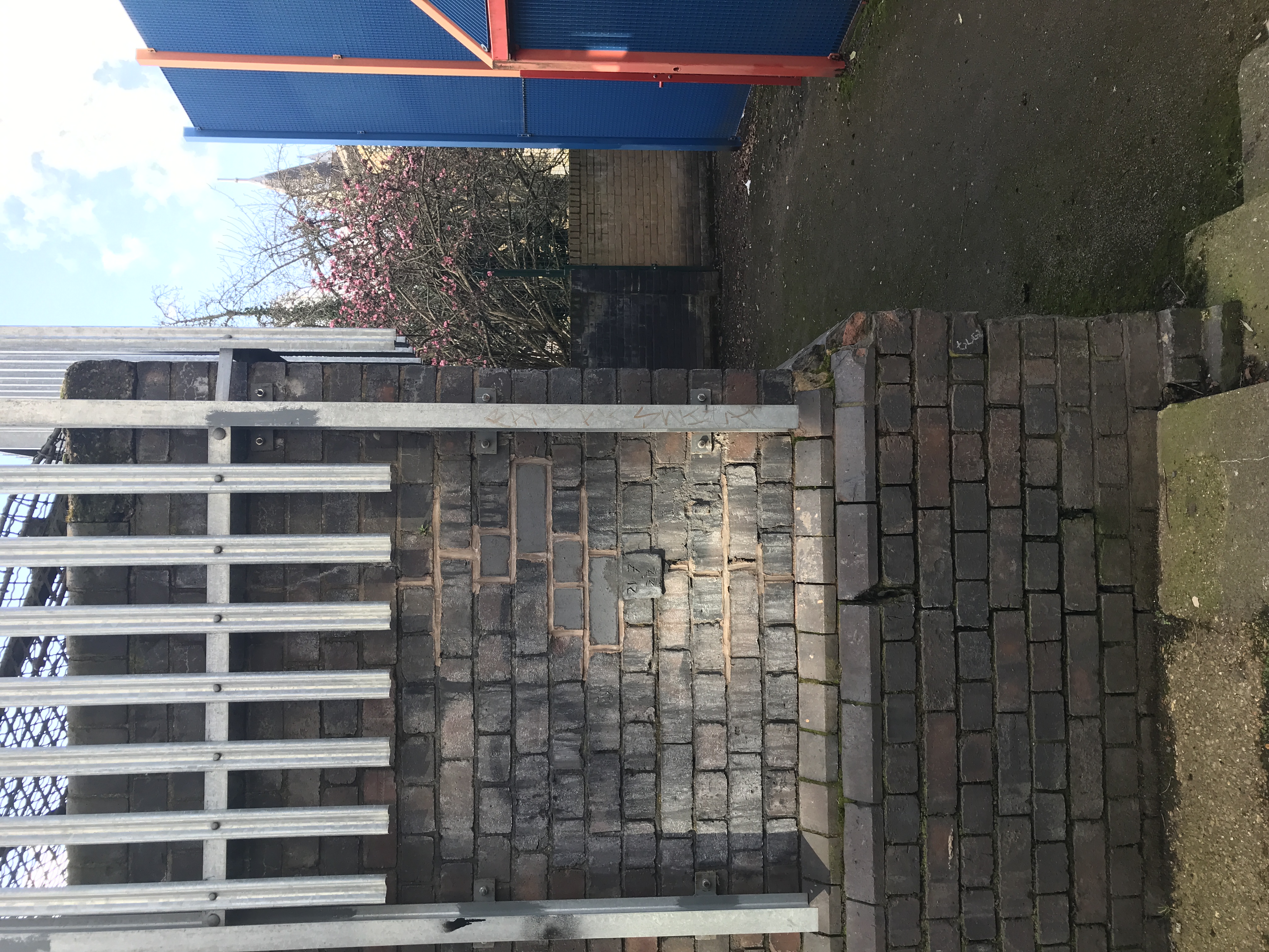 (42)  Chiltern vent shaft crack 1