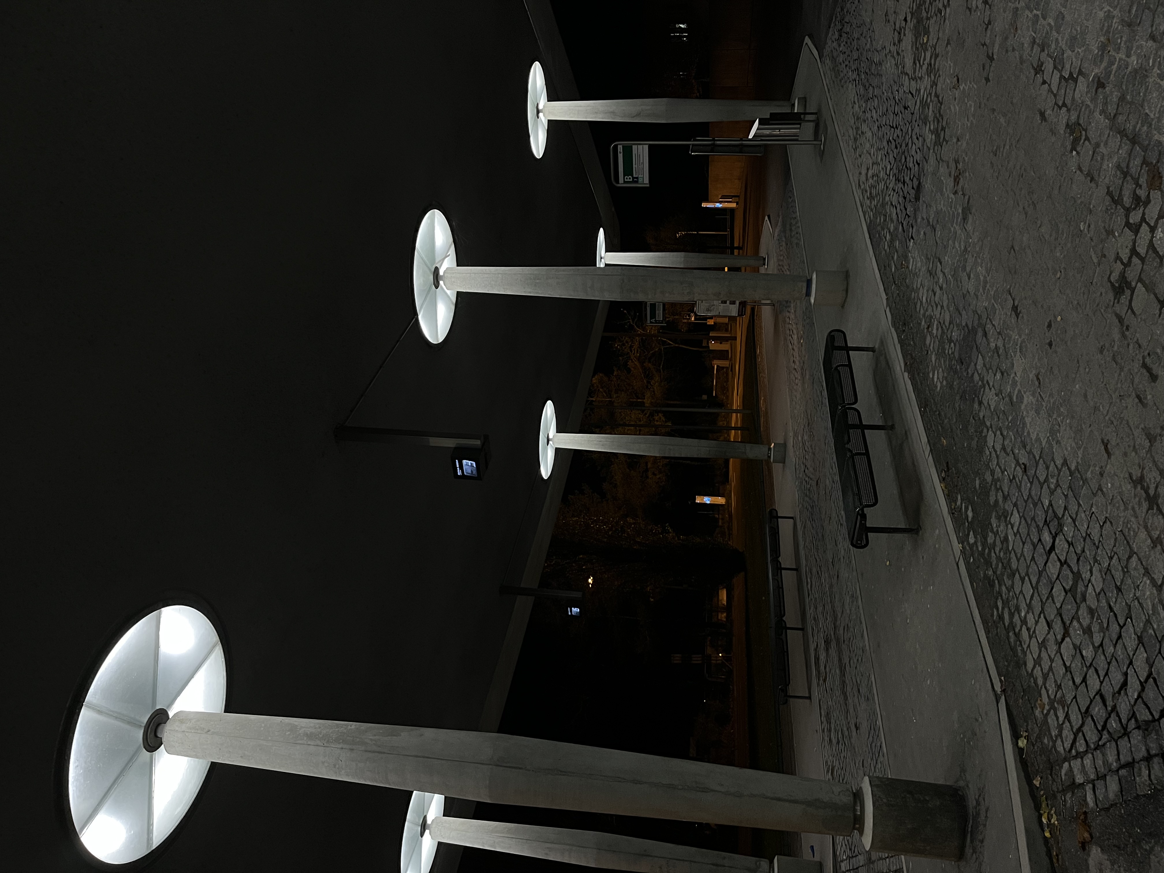 Zwischen tristen Beton zeichnen sich Gebilde ab, welche Ufos der Moderne ähneln.