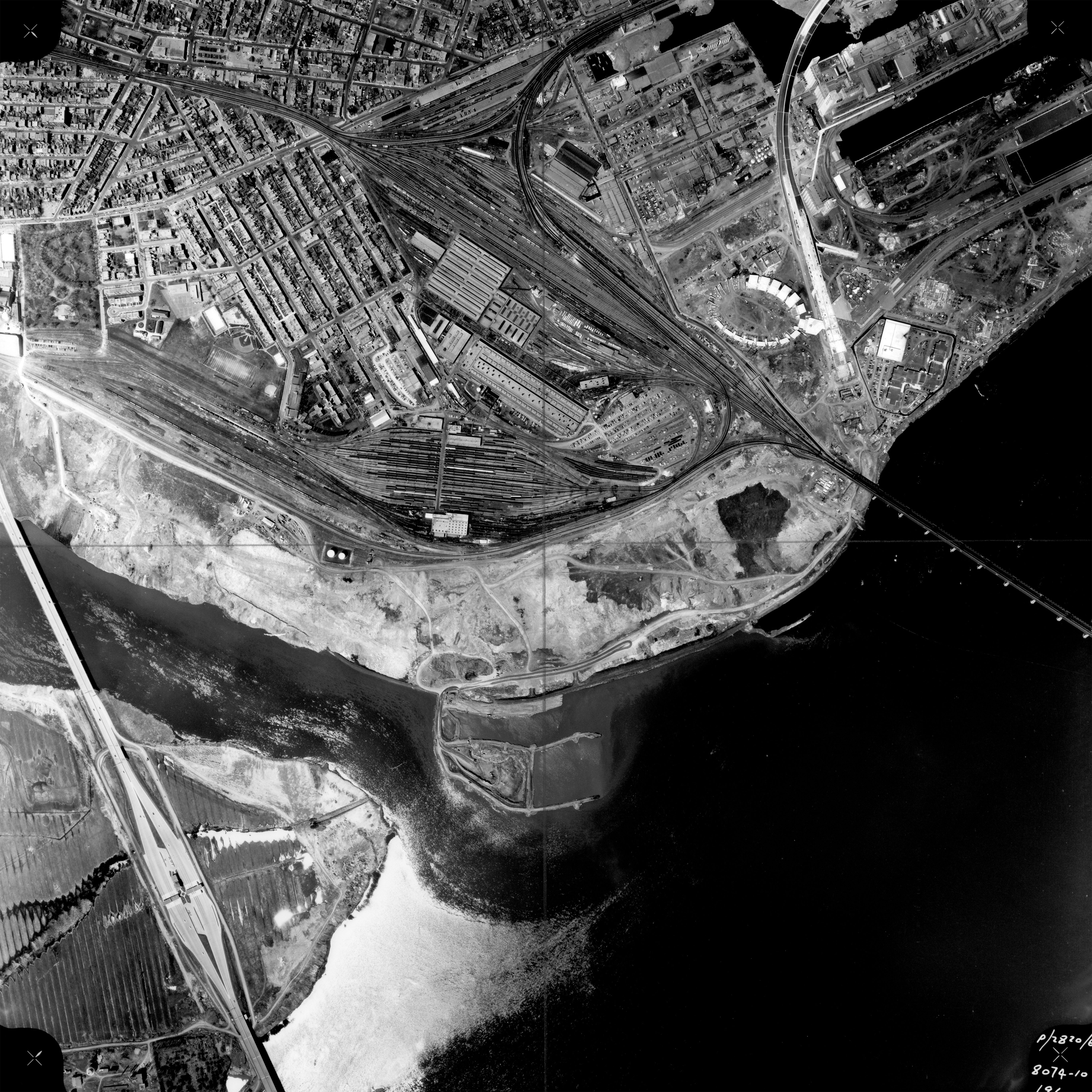 Aerial View of the Goose Village with the Autostade under construction/Vue aérienne du Village-aux-Oies avec l’autostade en construction, 1966, Les Archives de la Ville de Montréal, 8074-10-196-e12000