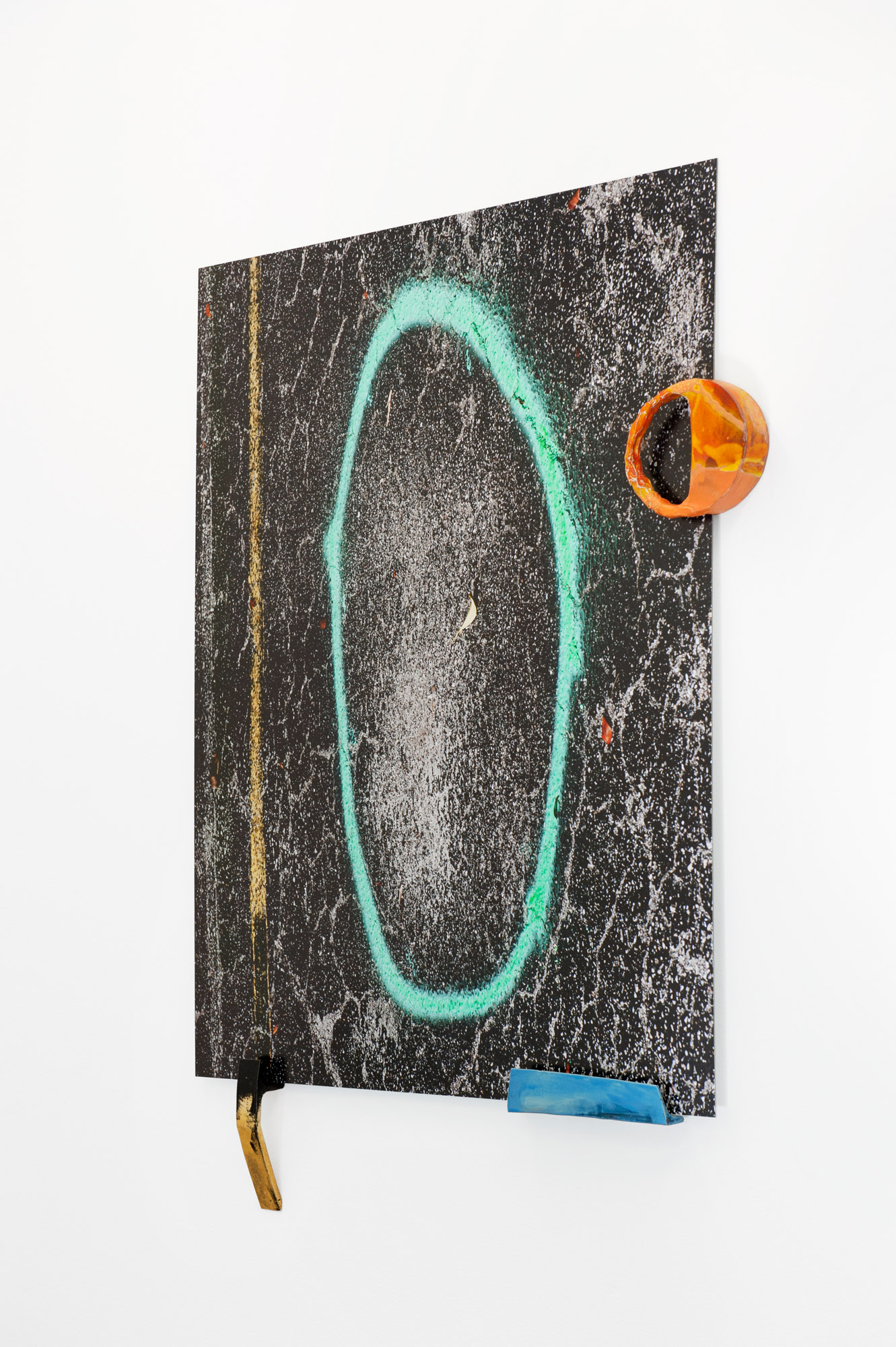Untitled (green circle), 2016 / mounted C-Print, glazed ceramic, 150 x 100 x 7 cm