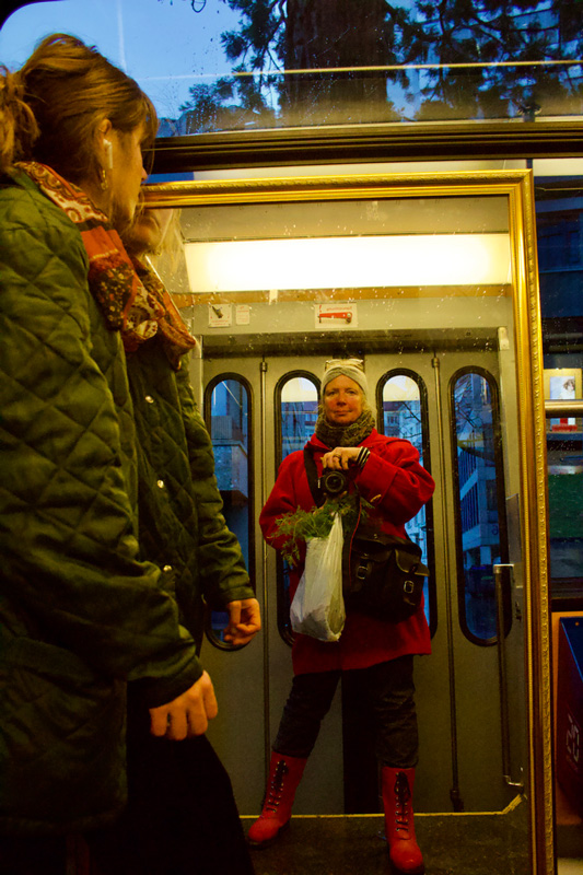 Selbstportrait mit Rüebli im Tram