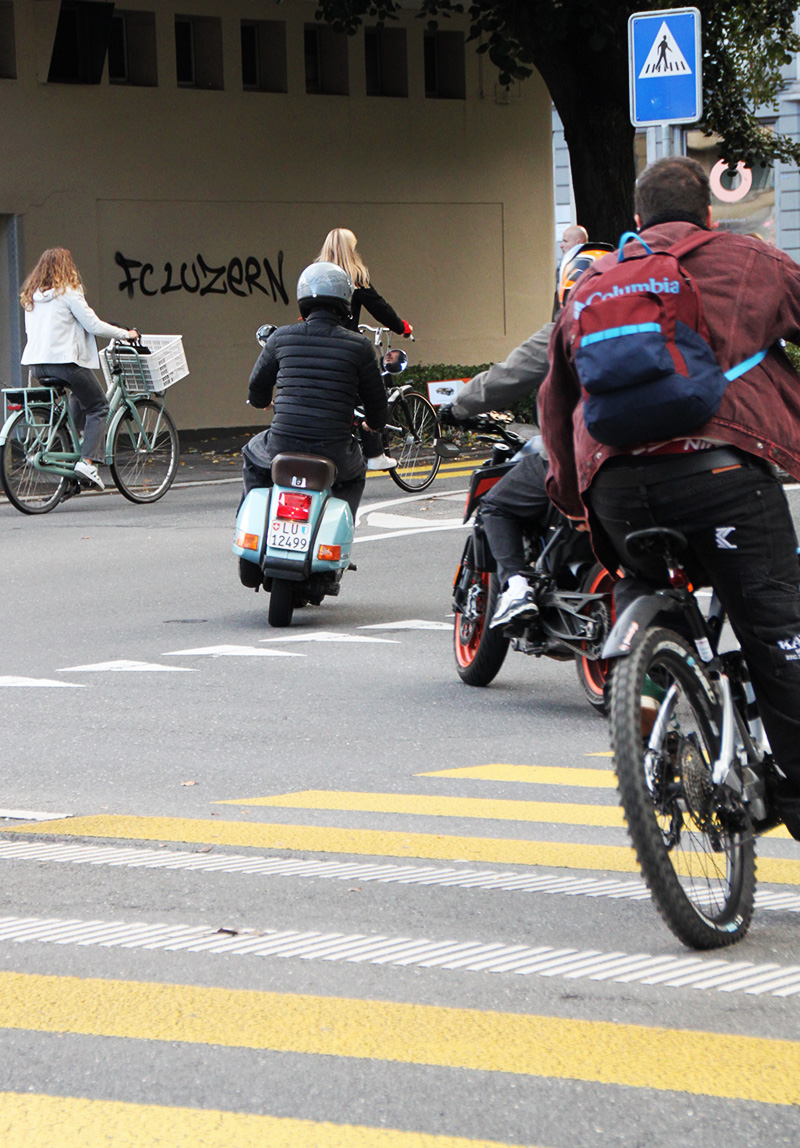 Die Zweir&auml;der schl&auml;ngeln sich durch die Strassen.