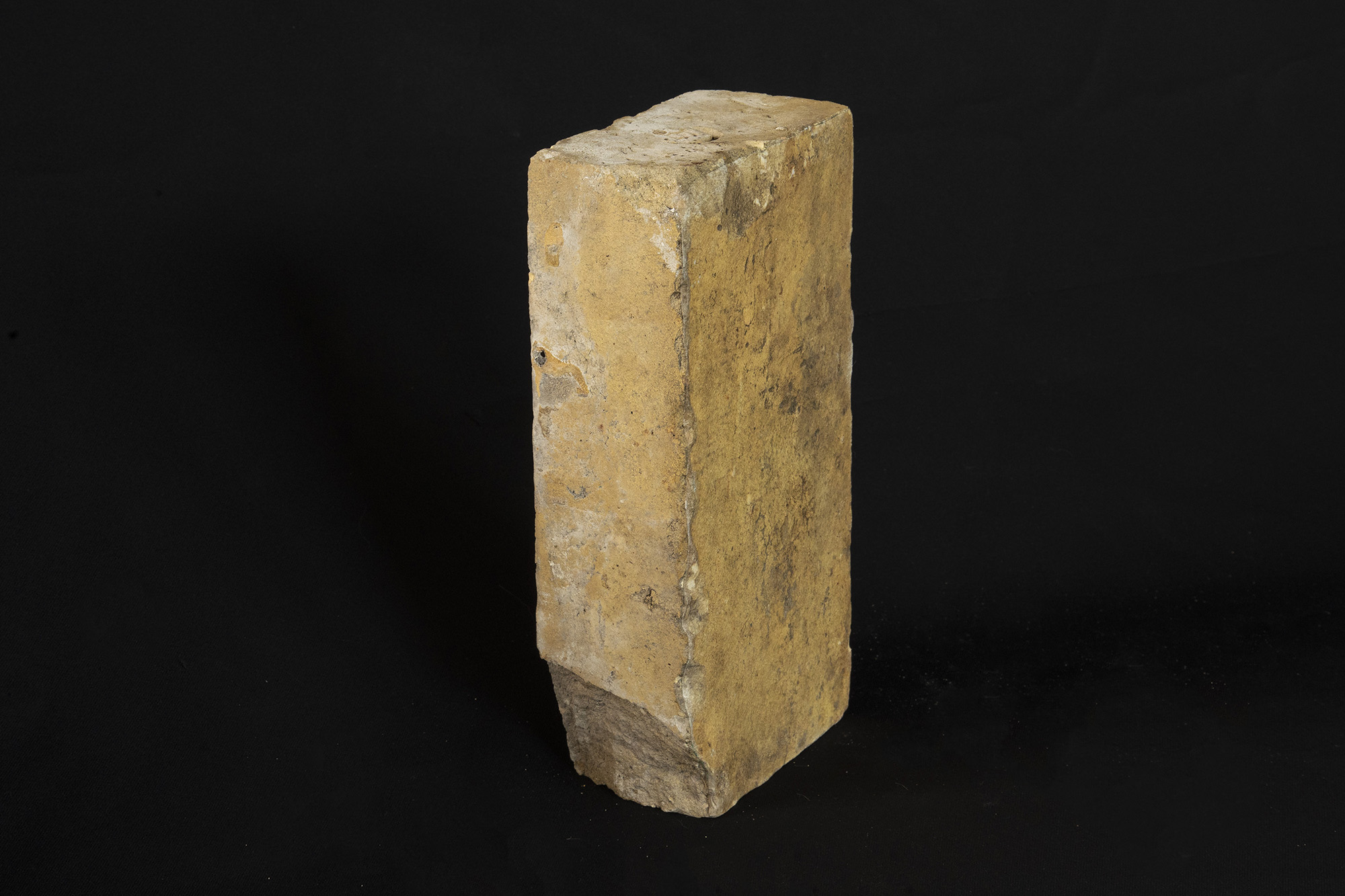 Brique réfractaire jaune 21x10x6 cm. Tirage pigmentaire sur Papier Murakumo 21x10 cm.