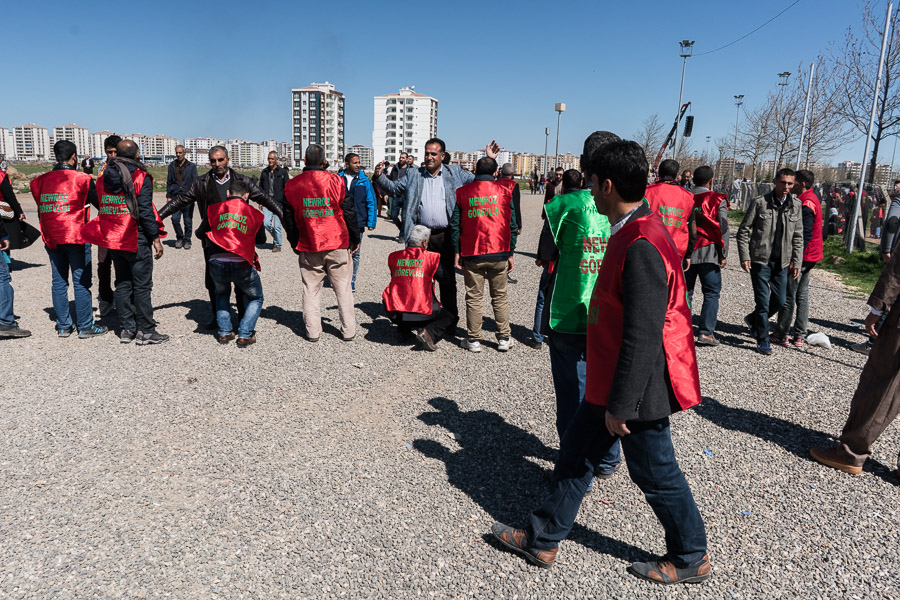 Diyarbakir (Amed), F&ecirc;te du Newroz 2015. Cette ann&eacute;e, la f&ecirc;te de Newroz qui marque le nouvel an kurde, symbole de renaissance et de r&eacute;sistance pour ce peuple, se d&eacute;roule dans un contexte particuli&egrave;rement tendu. Depuis d&eacute;cembre 2015, l'&eacute;tait turc assi&egrave;ge et bombarde des quartiers entiers de villes kurdes, o&ugrave; populatins civiles comme militants sont indistinctement massacr&eacute;s, et soumet l'ensemble de la population kurde &agrave; un violente r&eacute;pression. D'un autre c&ocirc;t&eacute;, la peur d'un attentat suicide de daesh est dans toutes les t&ecirc;tes. Malgr&eacute; tout, m&ecirc;me si ils sont moins nombreux que les ann&eacute;es pass&eacute;es, les Kurdes se rejoignent &agrave; Amed, capitale du Kurdistan, pour f&ecirc;ter Newroz et c&eacute;l&eacute;brer leur r&eacute;sistance.