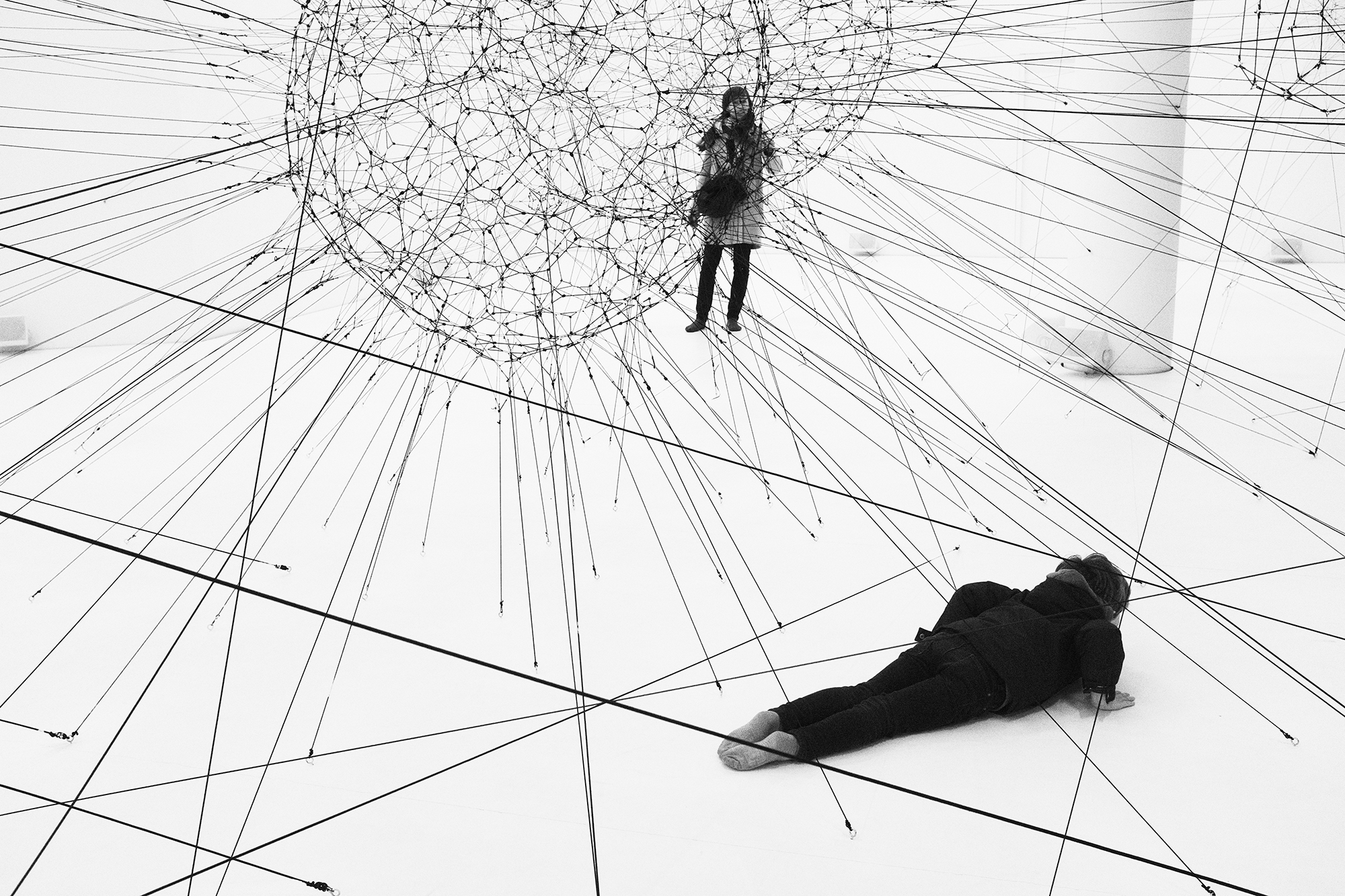 Philippe-Sarfati-early-work-photography-photographer-street-documentary-black-and-white-palais-de-tokyo-tomas-saraceno-installation-wires-geometry-child-playing-white-space-column-paris-france