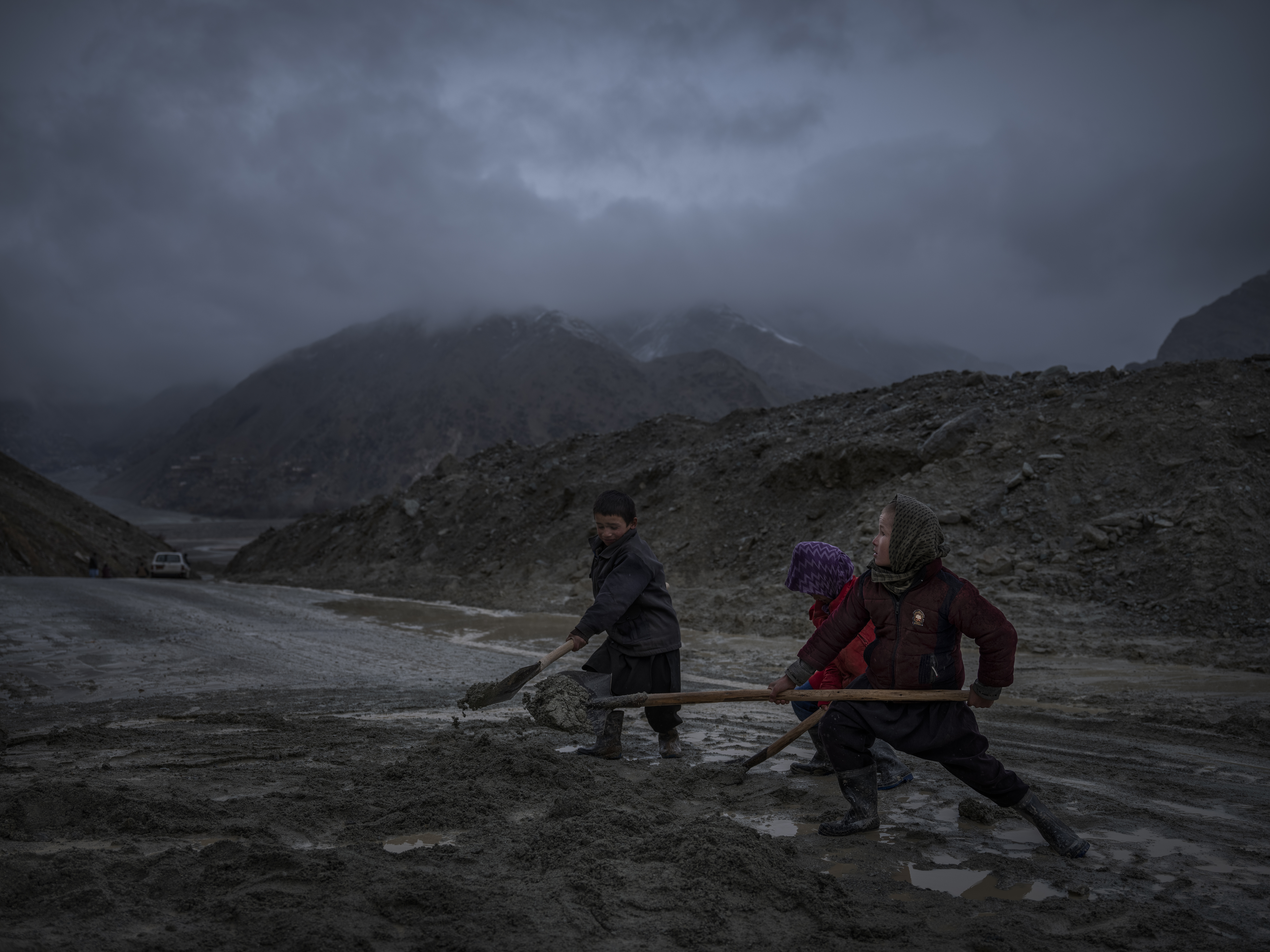 Abid, 9, Norzia, 8 och Abas, 10, dig daily in the remains of the latest flash flood so that cars can pass on the road below their house. The economic and humanitarian crisis in Afghanistan has forced many children to drop out of school to help support their families. The children hope that motorist will stop and donate a penny as thanks for their hard work.  Afghanistan is one of the countries that emits the least carbon dioxide, but at the same time one of the countries where the consequences of climate change are most visible. And this affects an already poor and war-torn country.  In Afghanistan, the temperature has measured an increase of 1.8°C in Afghanistan between 1950 and 2010. That is twice as high as the global average.
