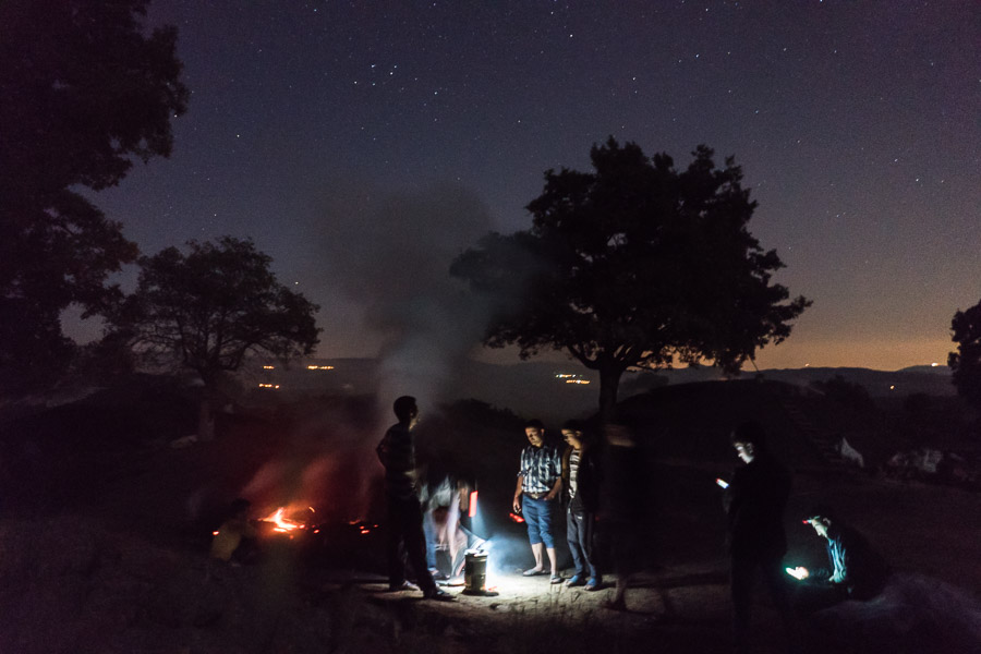 Kizilcahamam, Turquie, 2017. La nuit, il faut veiller sur les foyers en combustion pour qu'ils ne s'éteignent ou ne s'enflmment pas. Les travailleurs ne dorment qu'une poignée d'heures. / in the night workers have to watch for the burning pit so that they don't inflame or extinguish. workers only sleep afew hours;