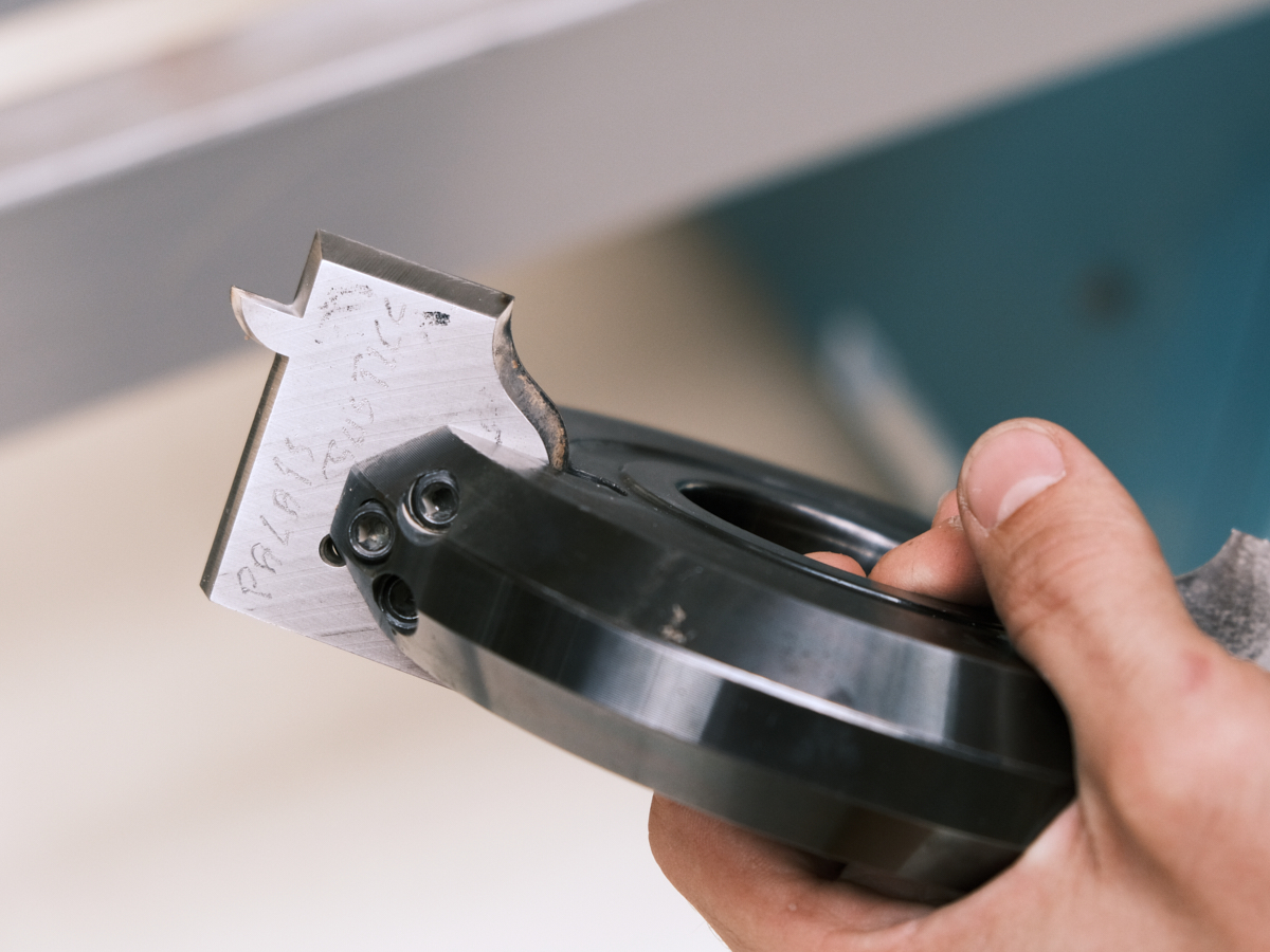 Un fer est conçu spécialement pour profiler la goutte d'eau.