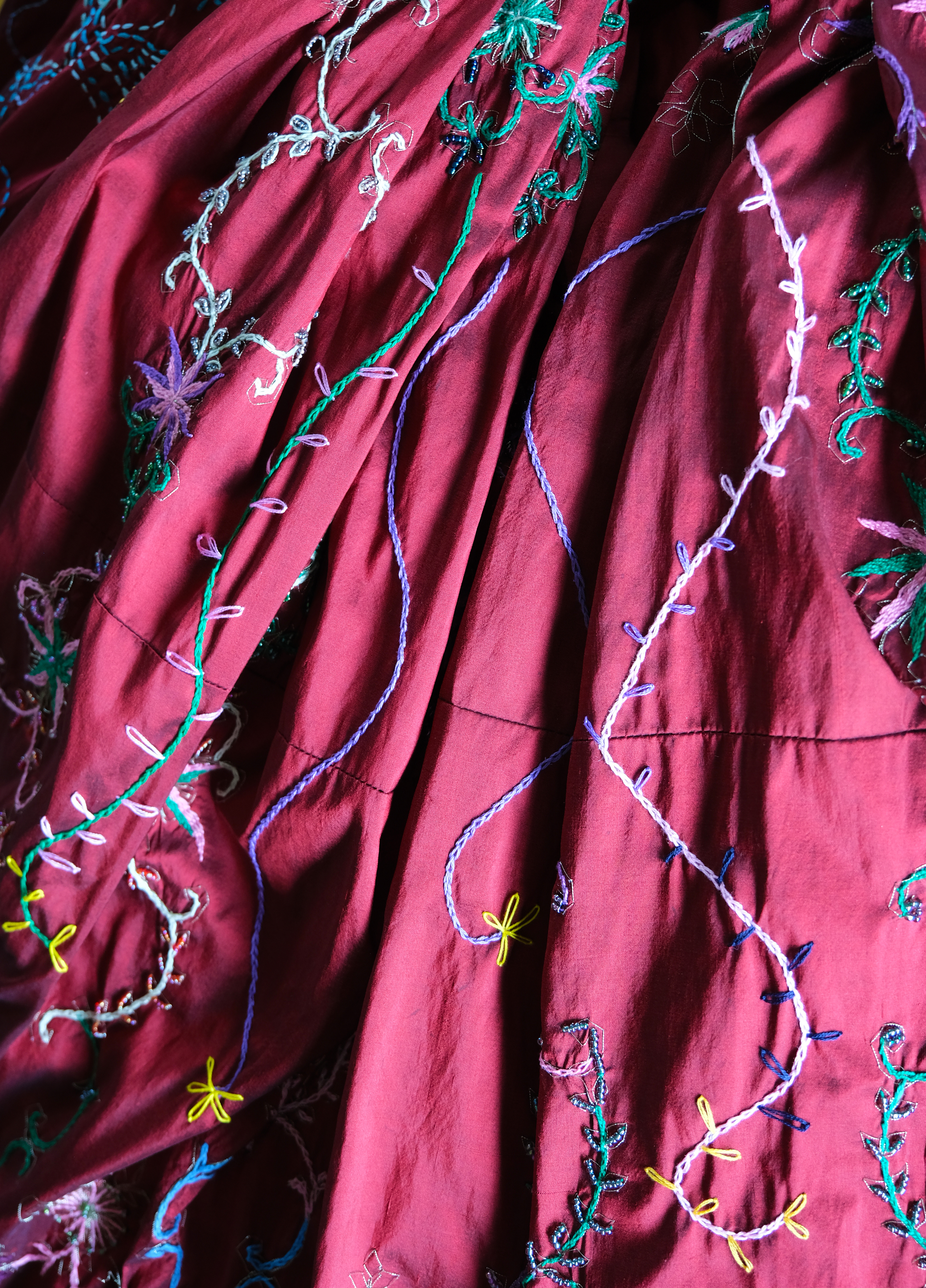 VinesTHE RED DRESS | Wool on silk dupion30cm x 60cm2023 