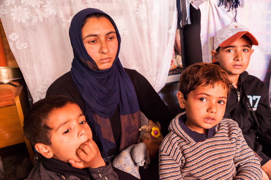 Istanbul, Turquie. R&eacute;fugi&eacute;s kurdes de Syrie. Quartier de Yeni Bosna. Cette jeune femme, accueillie par la famille de Khalil, doit s'occuper seule de ses trois enfants, son mari est mort en Syrie. Pour elle, aucune alternative ni espoir d'avenir.