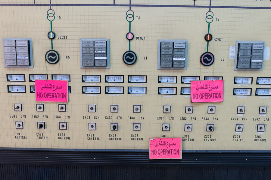 Tishrin, Syrie du Nord, avril 2018. La salle de contr&ocirc;le est le coeur du barrage. Avant de quitter les lieux, les combattants de l'EI ont tent&eacute; de l'incendier, occasionnant de lourds dommages.