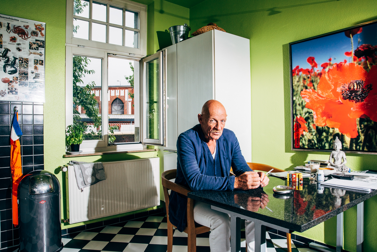 Joe Bausch in seiner Küche mit Blick auf Gefängnismauern, Arzt, Schauspieler, Autor / STERN / Werl 2018