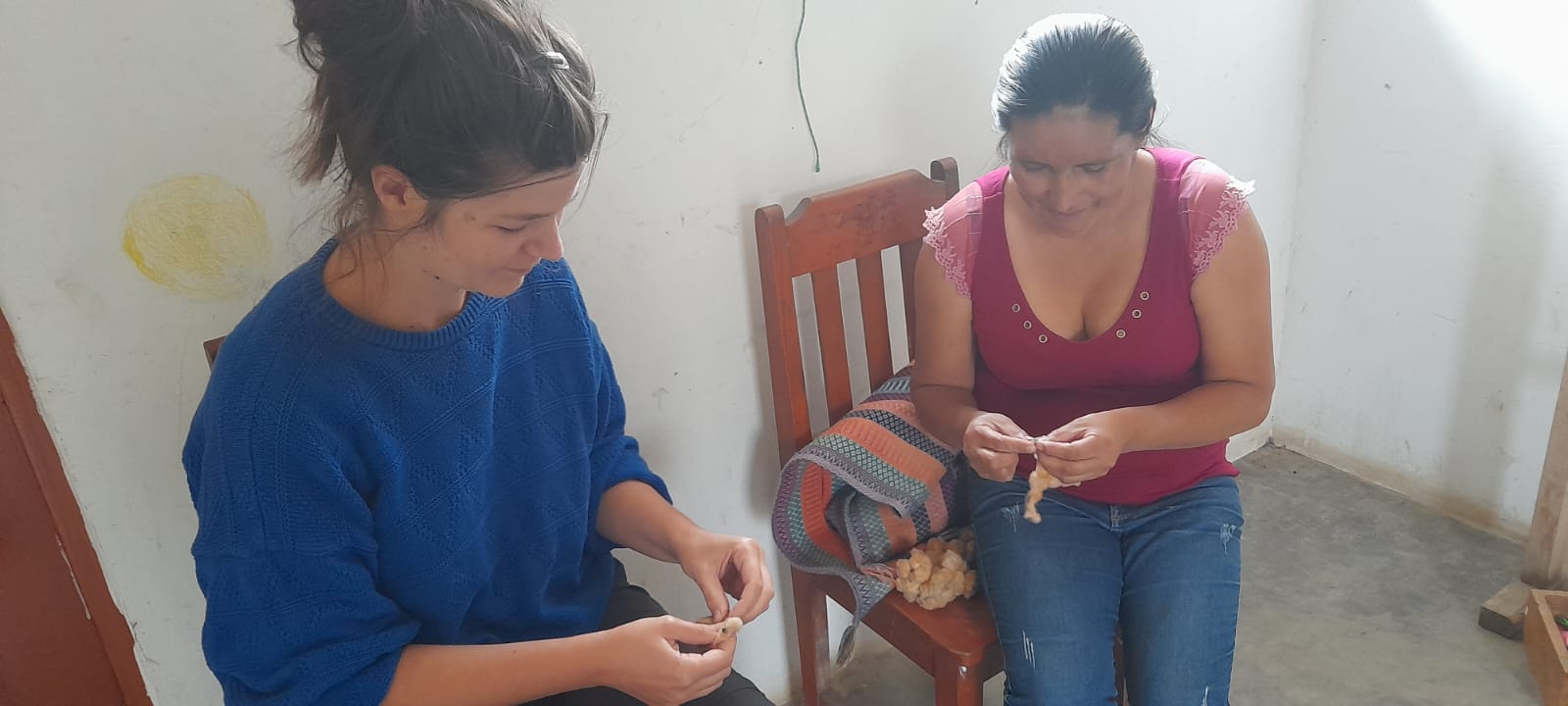 Dunja and Olinda separating the seeds from the raw cotton. © Sergio Abugattas