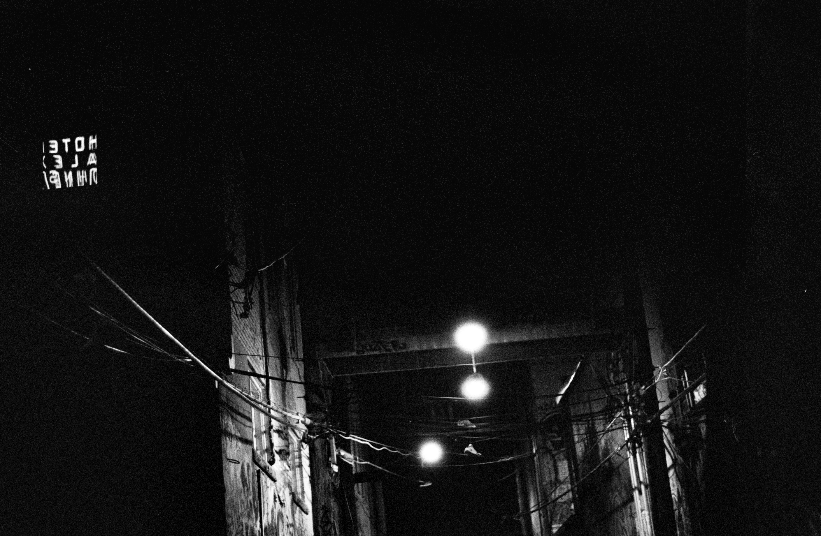 Nouvelle ville, on arrive toujours le soir.