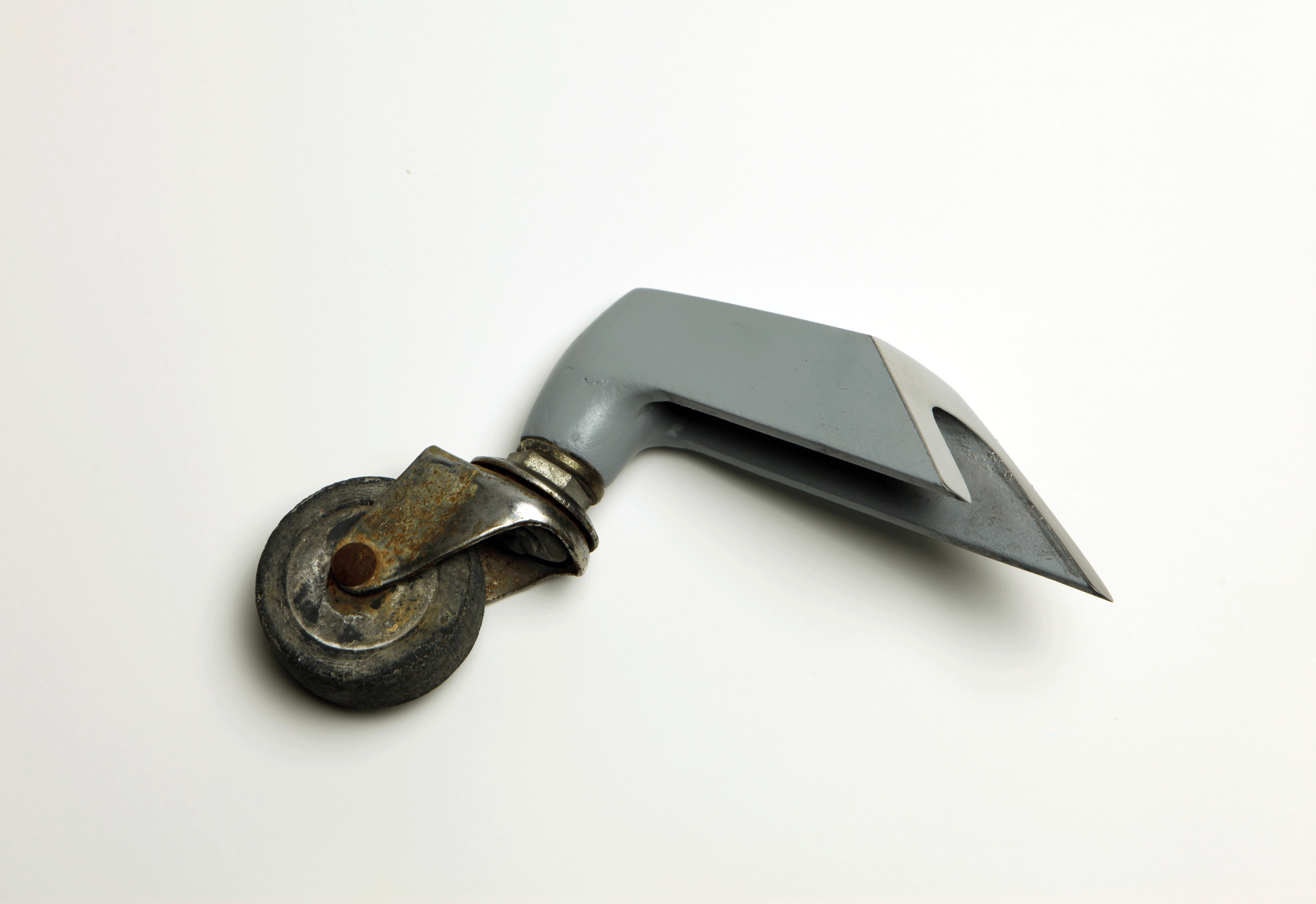 〈그들에게 처한 불가역적 기준의 증거-의자 다리〉, 2010