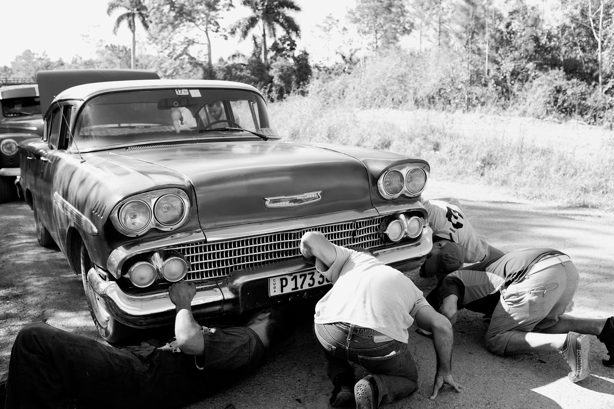 Philippe Sarfati-Soft revolution-photographer-photography-street-documentary-reportage-photojournalism-cuba-vinales-car-cuban car-old car-people-car repair-castro-castro era