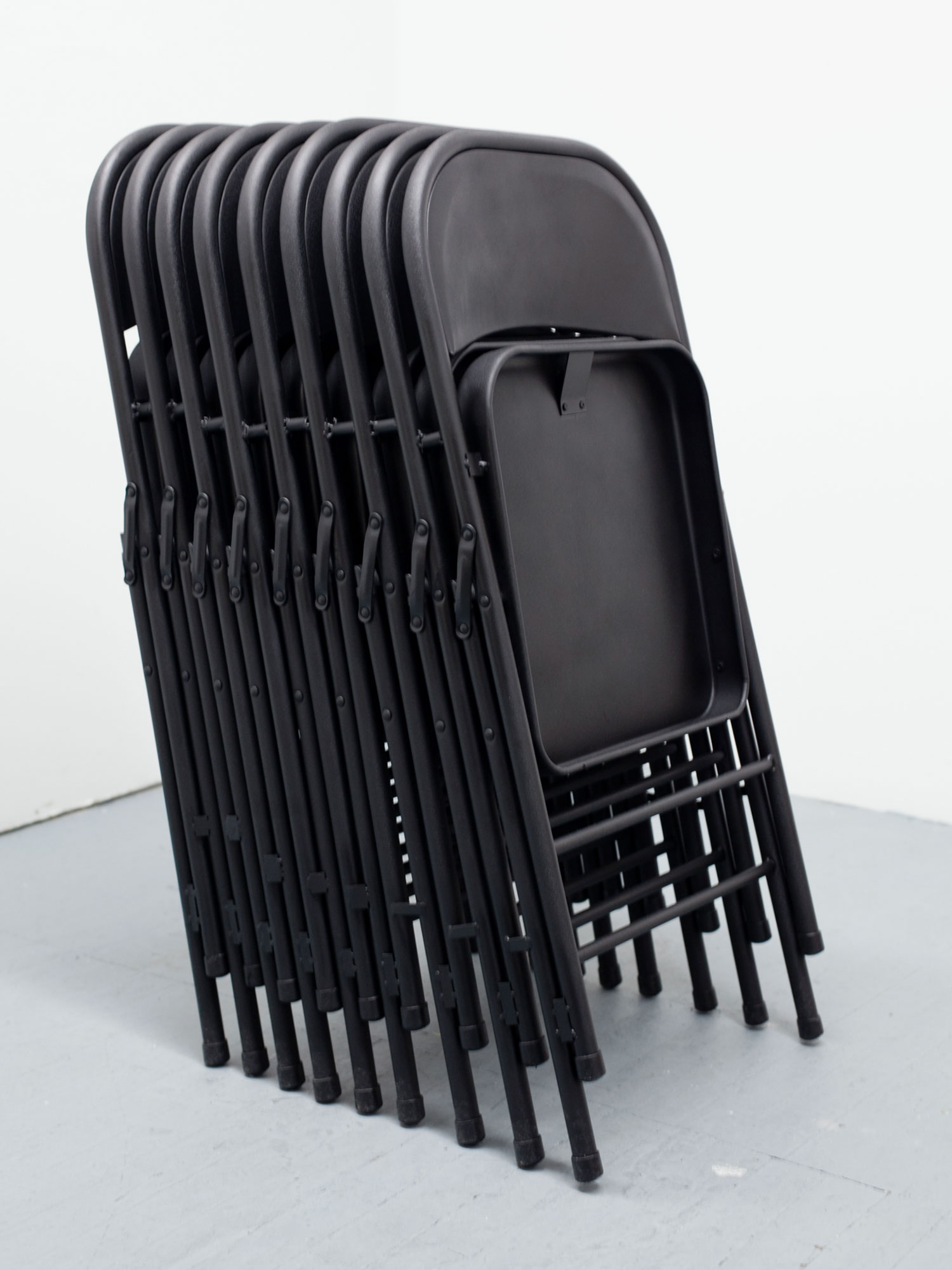 ///////// (Freestanding Stack of Folding Chairs) #1, 2014Steel, plastic, and enamel paint65 x 50 x 96 cm.
