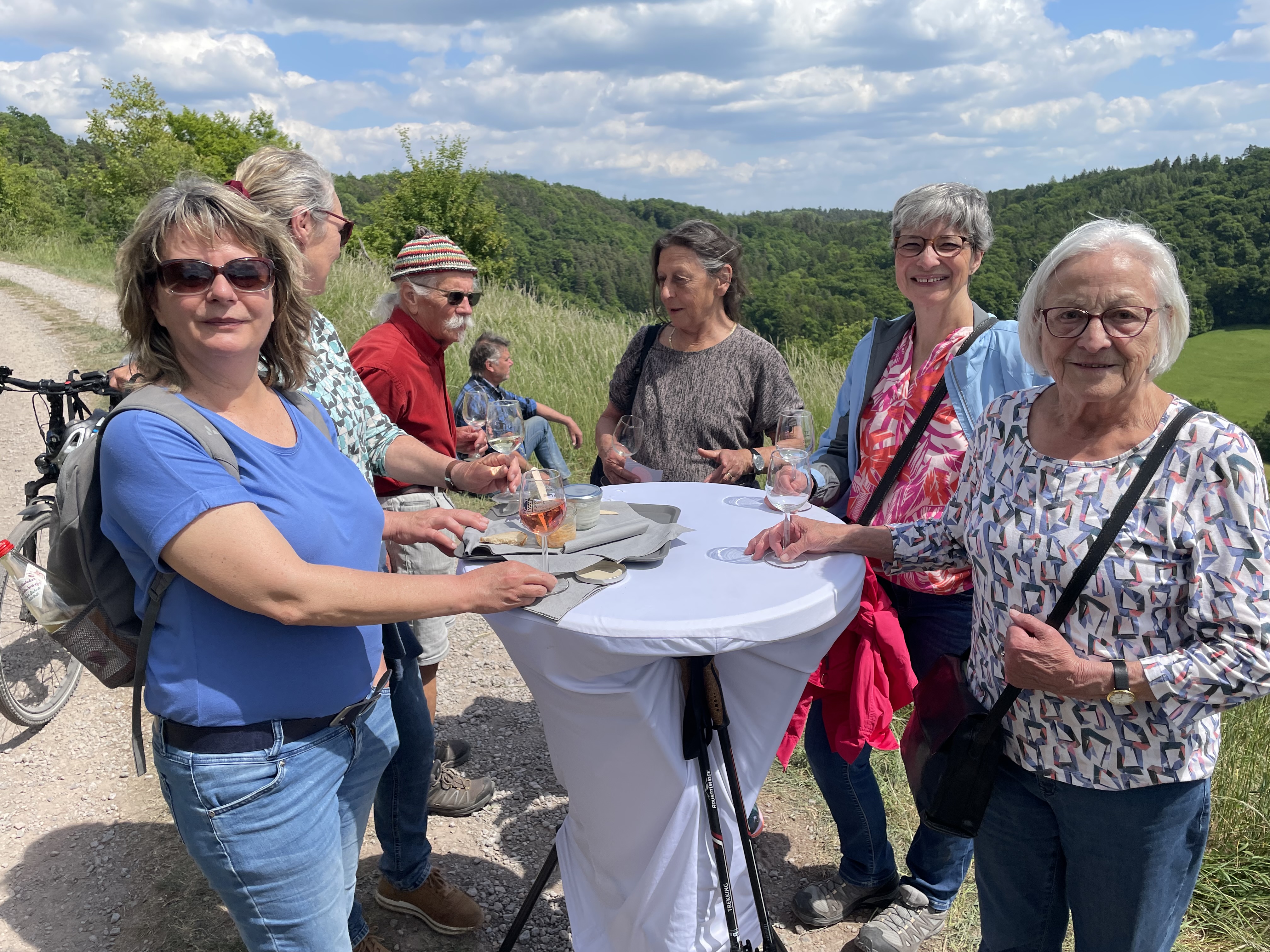 Unruhestand-Wein kommt gut an am Weinwandertag 2025