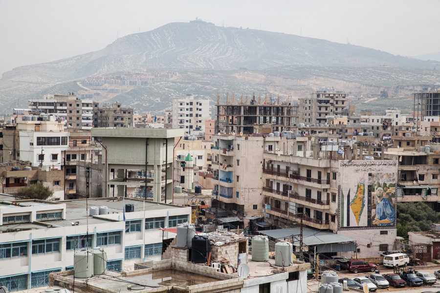  Beddawi camp, north lebanon, tripoli D'un c&ocirc;t&eacute; la mer, de l'autre, la montagne