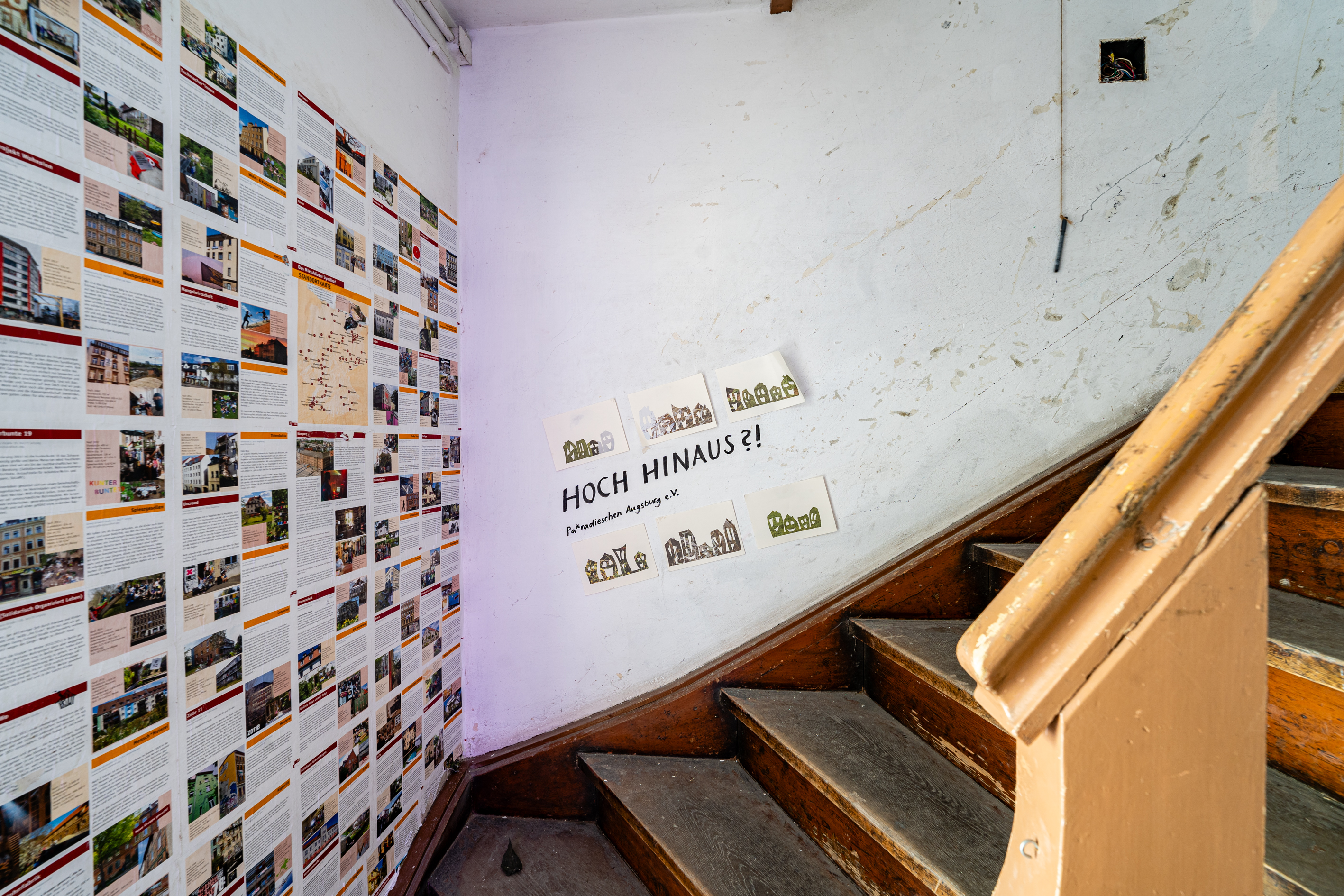 Bild 1 zu Hoch hinaus?!:  Die Linke Wand zu Beginn des Treppenaufgangs ist beh&auml;ngt mit Informationen zum Mietsh&auml;user Syndikat.