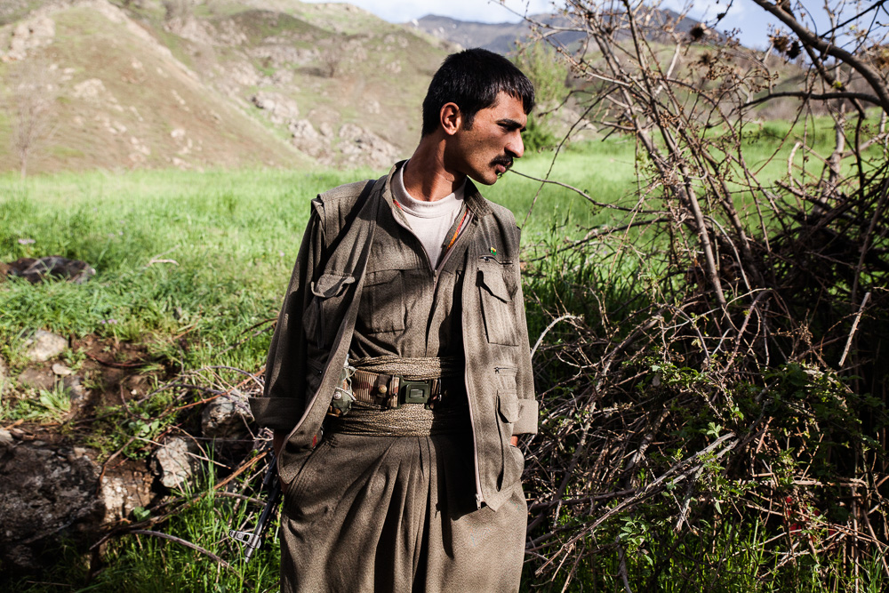 "Aziz", chef de groupe. Qandil, kurdistan Les guerilleros viennent de toutes origines, mais tous adh&egrave;rent aux valeurs du PKK. On trouve aussi bien d'anciens &eacute;tudiants que des jeunes &eacute;chappant &agrave;lajustice dans leur pays d'origine. A leur entr&eacute;e dans la guerilla, ils prennent un nom de guerre.